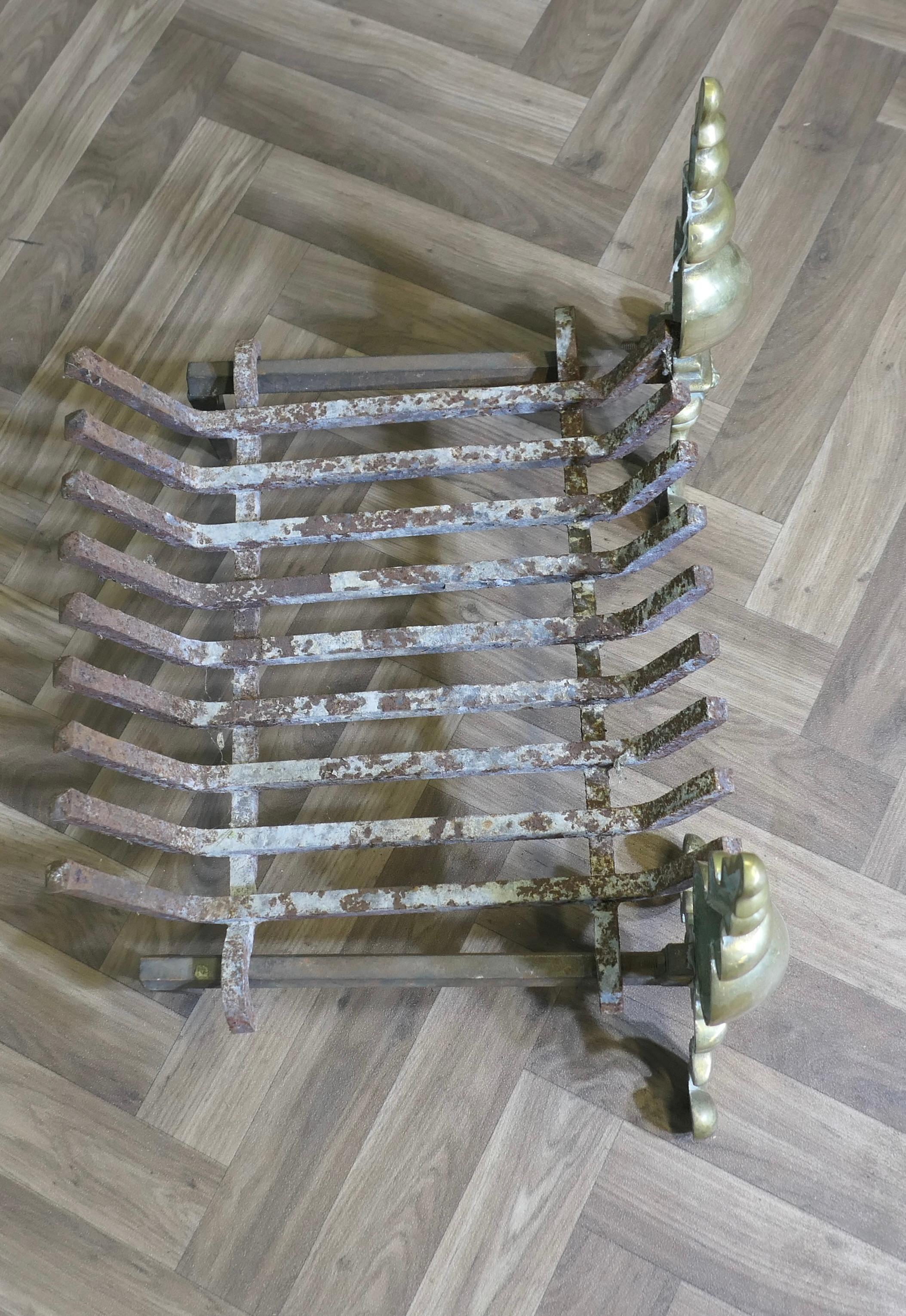 An Elegant Pair of Brass Andirons Complete with Grate In Good Condition For Sale In Godshill, Isle of Wight
