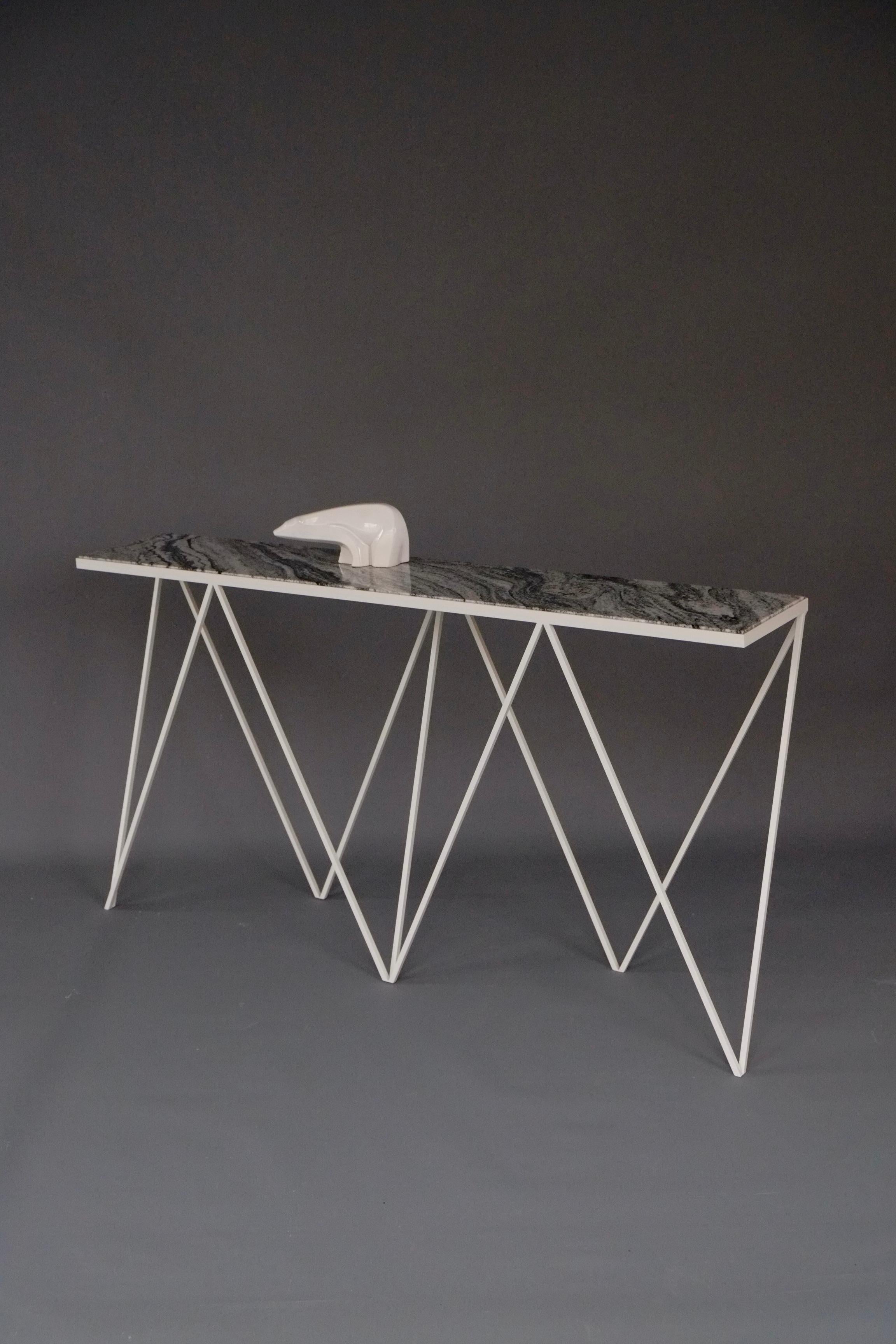 Ein elegantes Paar Konsolentische mit Granit-/Marmor-Tischplatte, anpassbar im Angebot 1