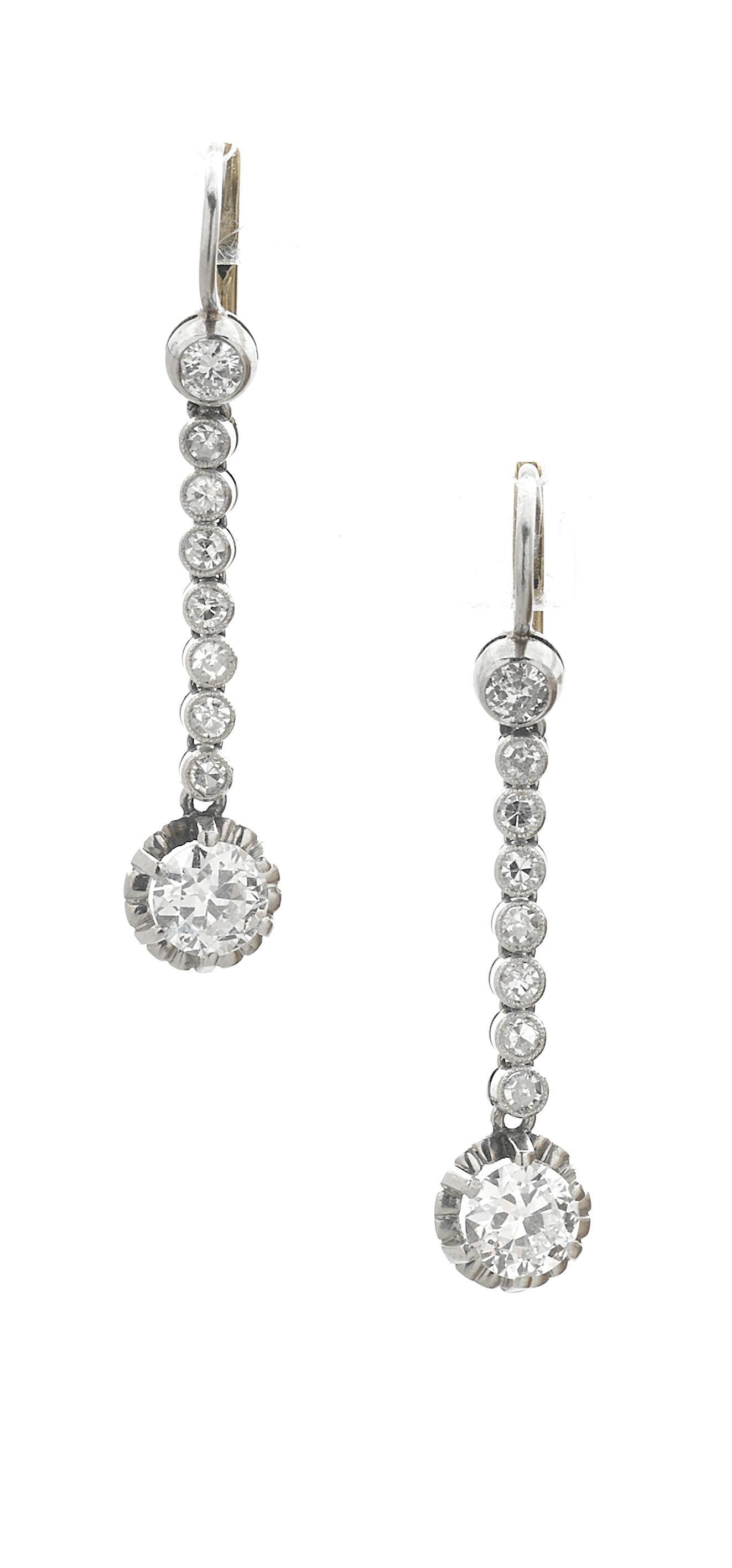 Un bellissimo, delicato ed elegante paio di orecchini di diamanti a goccia, perfetti per qualsiasi impegno, sia formale che casual. Ogni orecchino presenta 7 diamanti più piccoli, un diamante di medie dimensioni e termina con una goccia di diamante