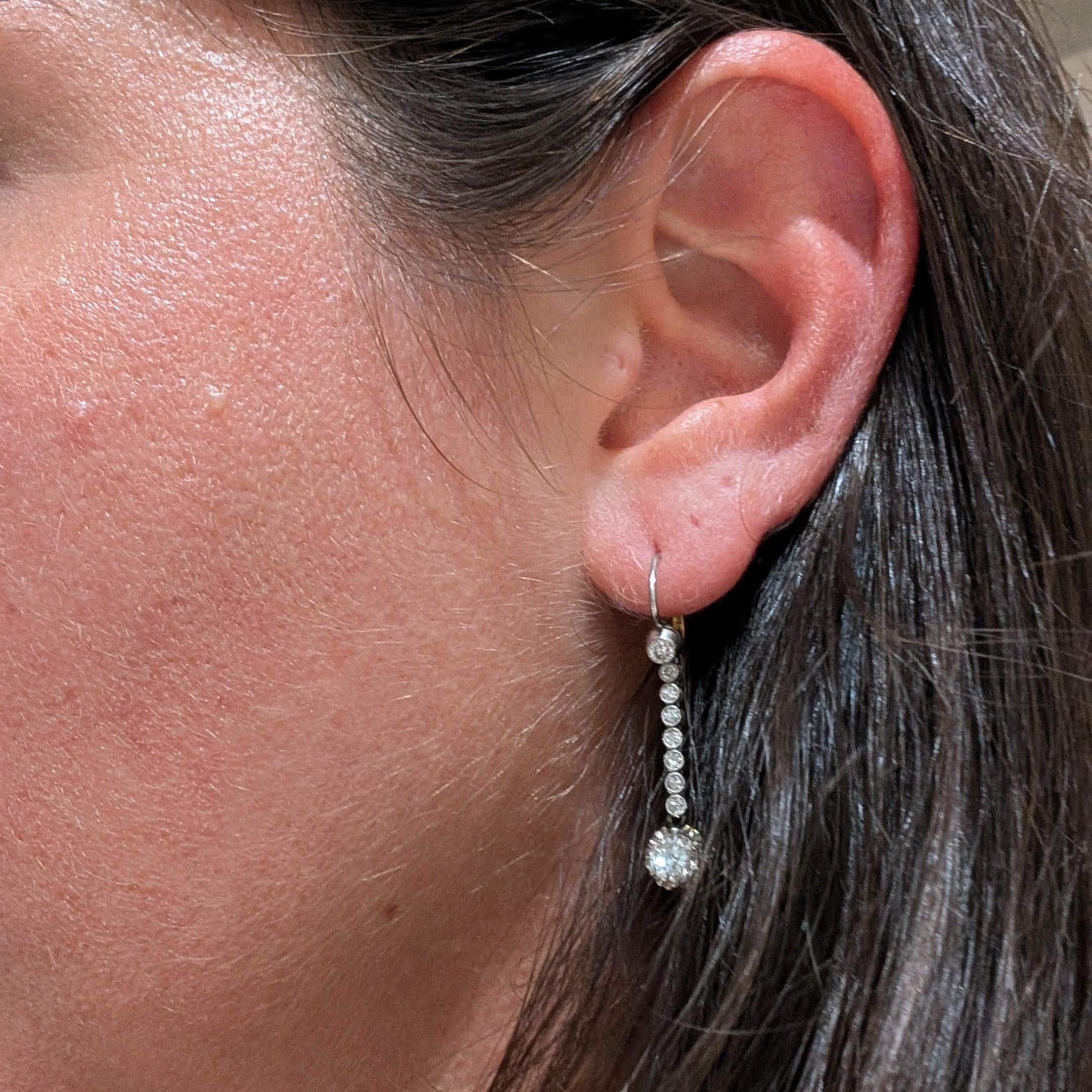 Taglio rotondo Un elegante paio di orecchini pendenti con diamanti in oro bianco 18 carati in vendita