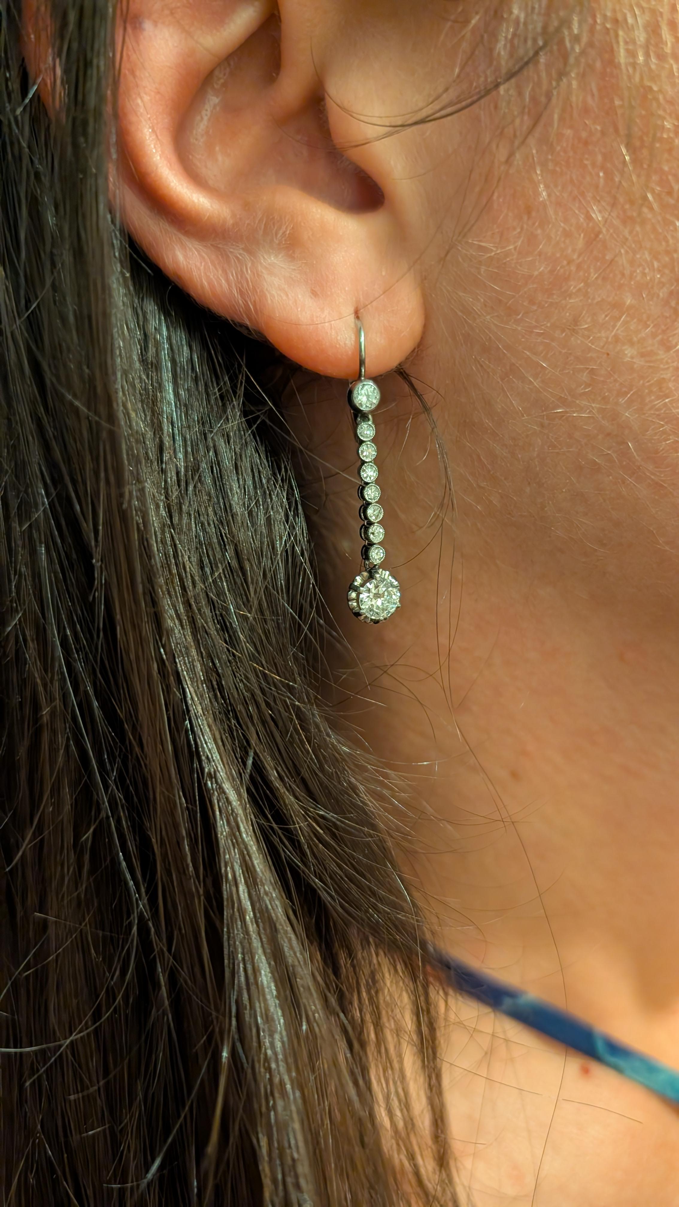 Un elegante paio di orecchini pendenti con diamanti in oro bianco 18 carati In condizioni ottime in vendita a New York, NY