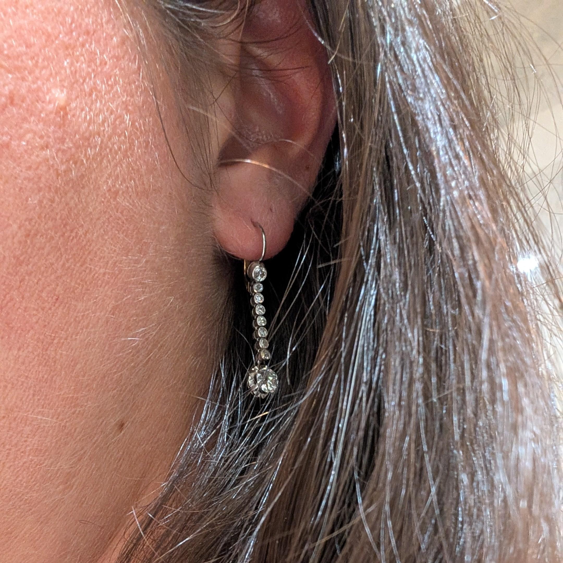 Donna Un elegante paio di orecchini pendenti con diamanti in oro bianco 18 carati in vendita