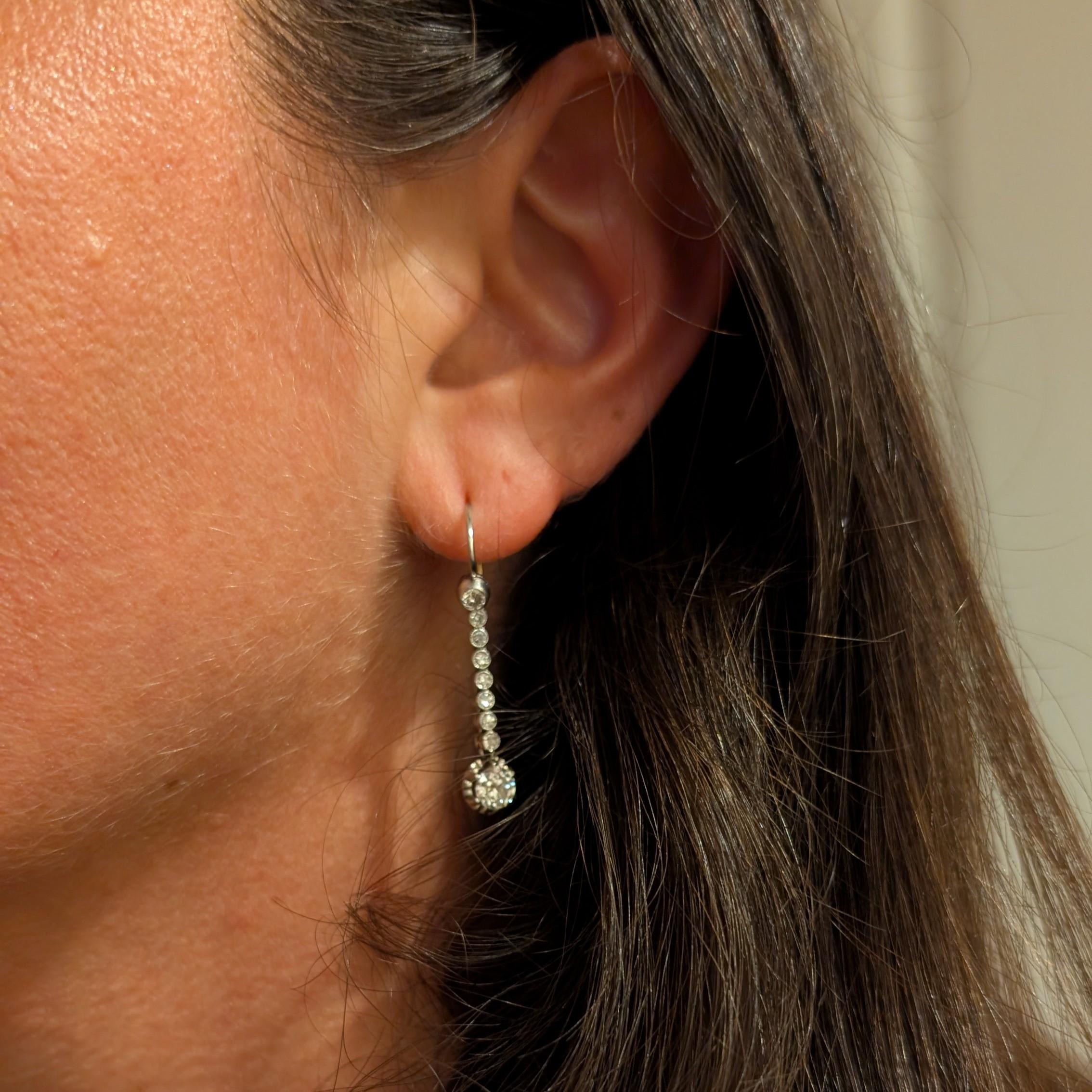 Un elegante paio di orecchini pendenti con diamanti in oro bianco 18 carati in vendita 1