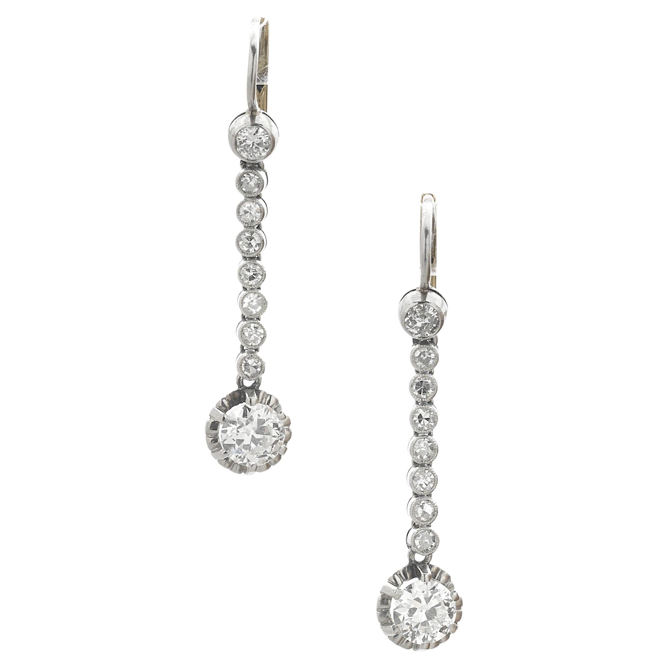 Un elegante paio di orecchini pendenti con diamanti in oro bianco 18 carati in vendita