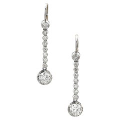Un elegante paio di orecchini pendenti con diamanti in oro bianco 18 carati