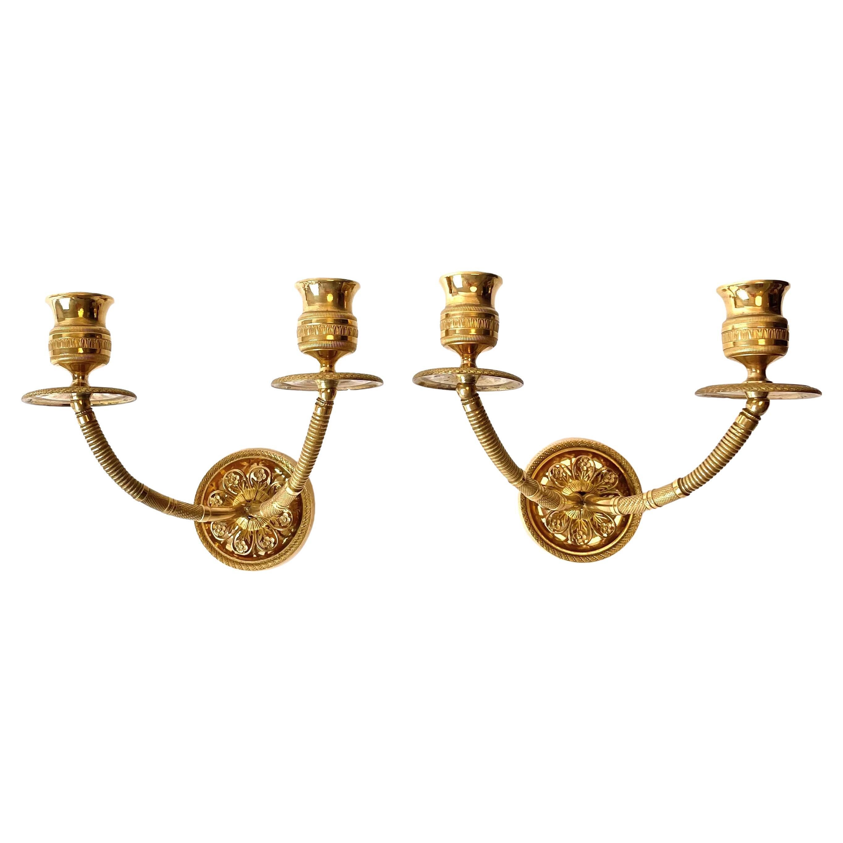 Une élégante paire d'appliques Empire en bronze doré du début du 19e siècle en vente