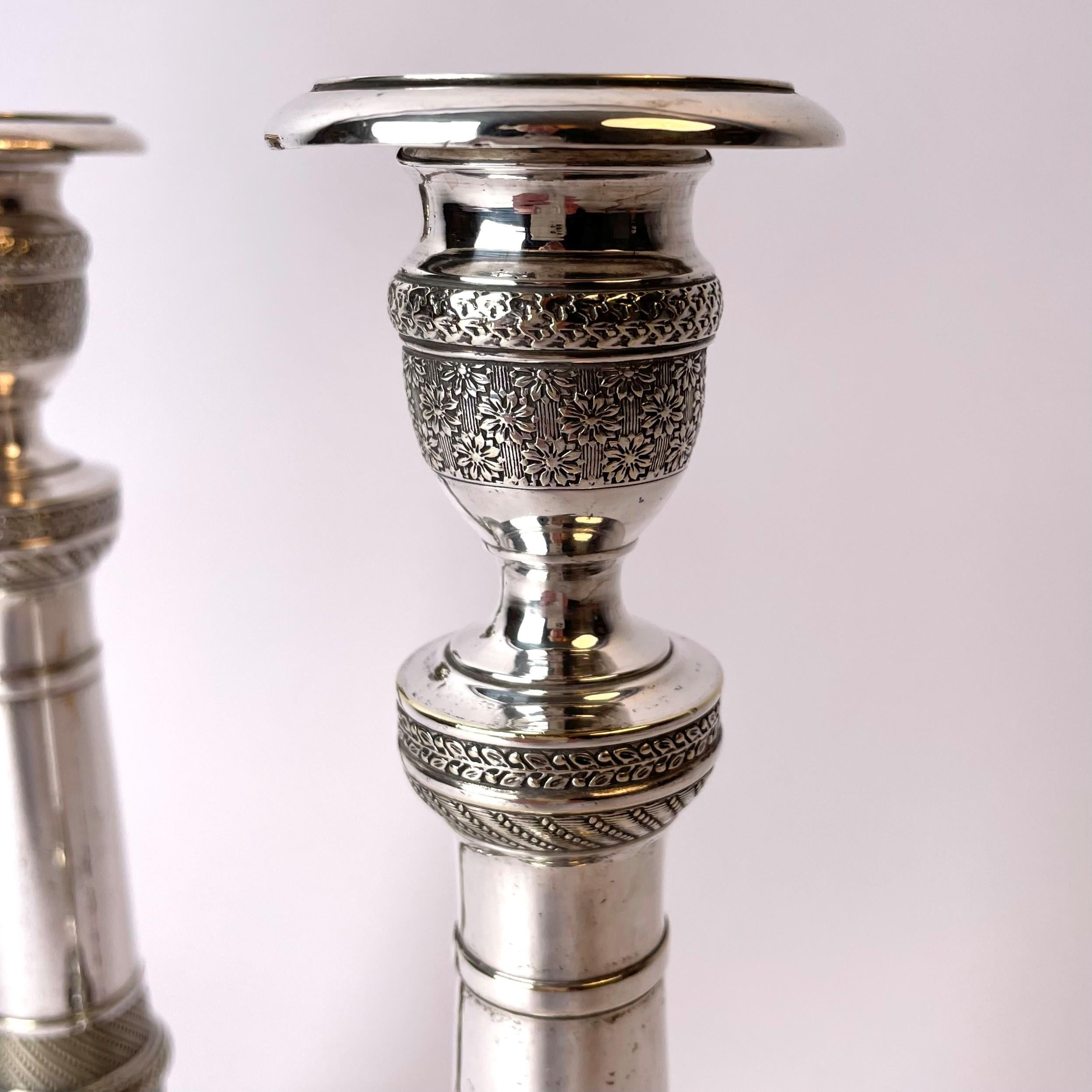 An Elegant pair of empire candlesticks in Argent haché In Good Condition In Knivsta, SE
