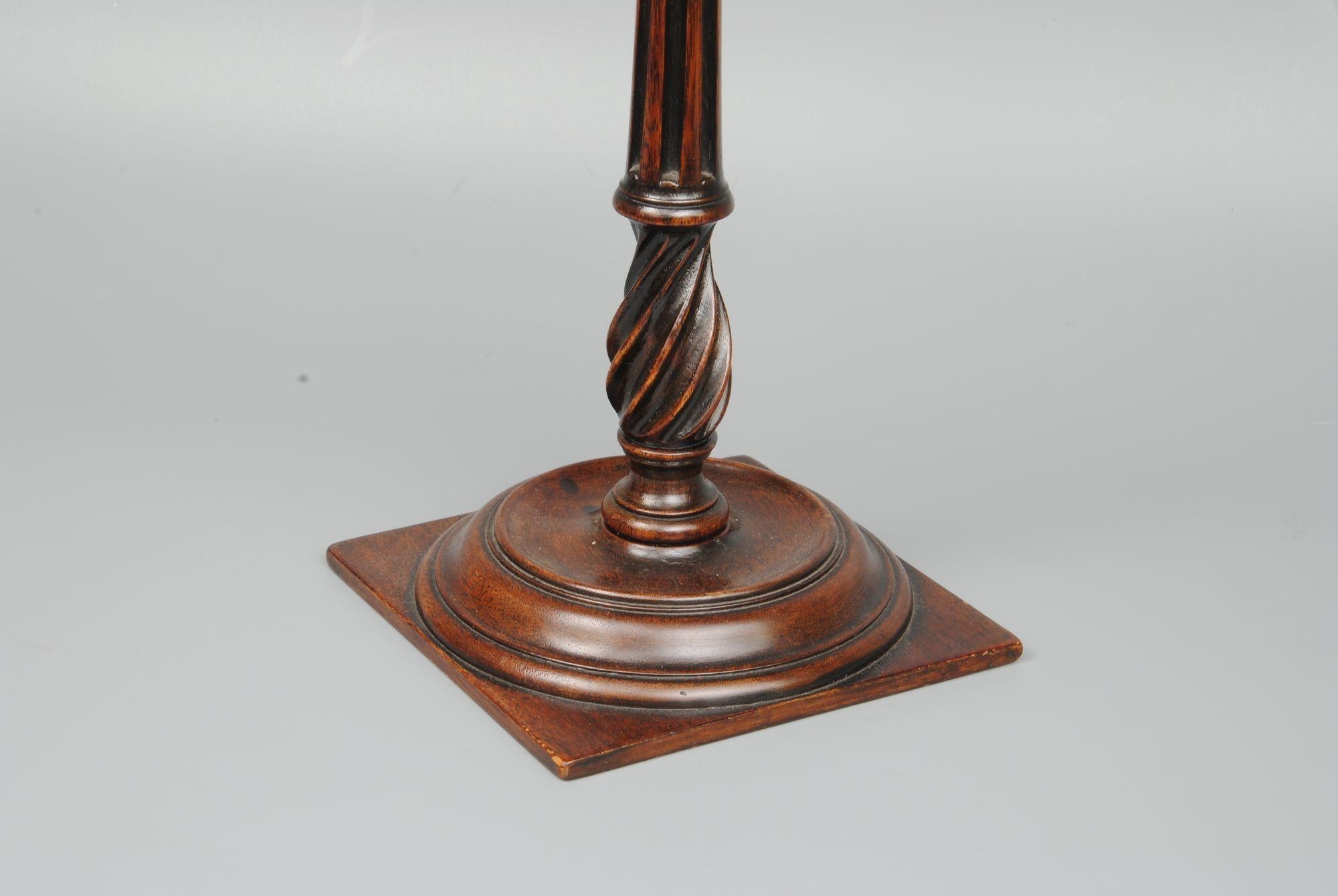 An Elegant Pair Of Georgian Style Mahogany Candlesticks In Good Condition For Sale In Lincolnshire, GB