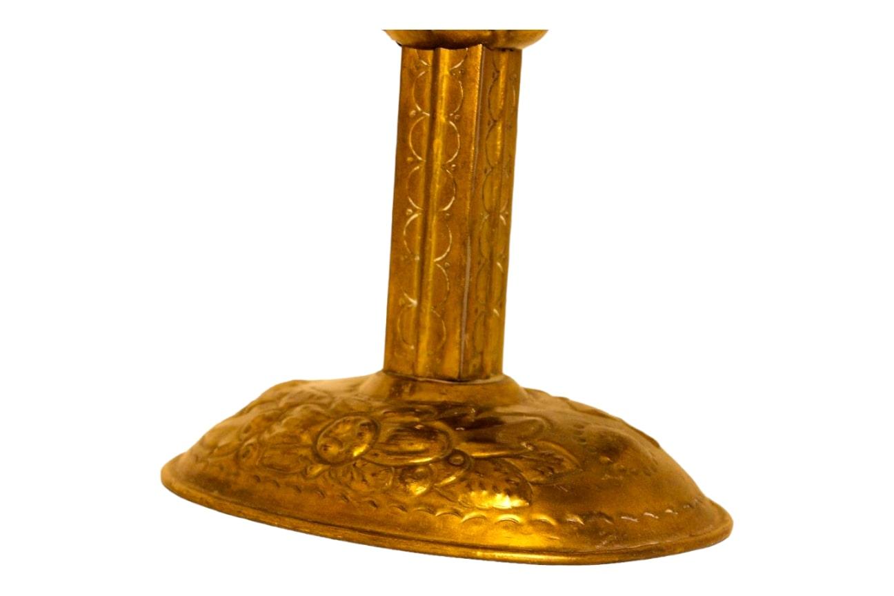 Ein elegantes Paar vergoldeter Kupferkerzenständer aus dem 19. Jahrhundert  im Angebot 8
