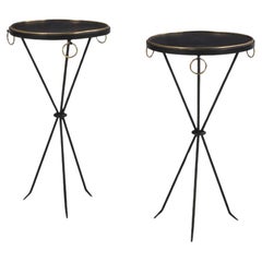 Une élégante paire de tables à boire en fer peint à la manière de Jean-Michel Frank