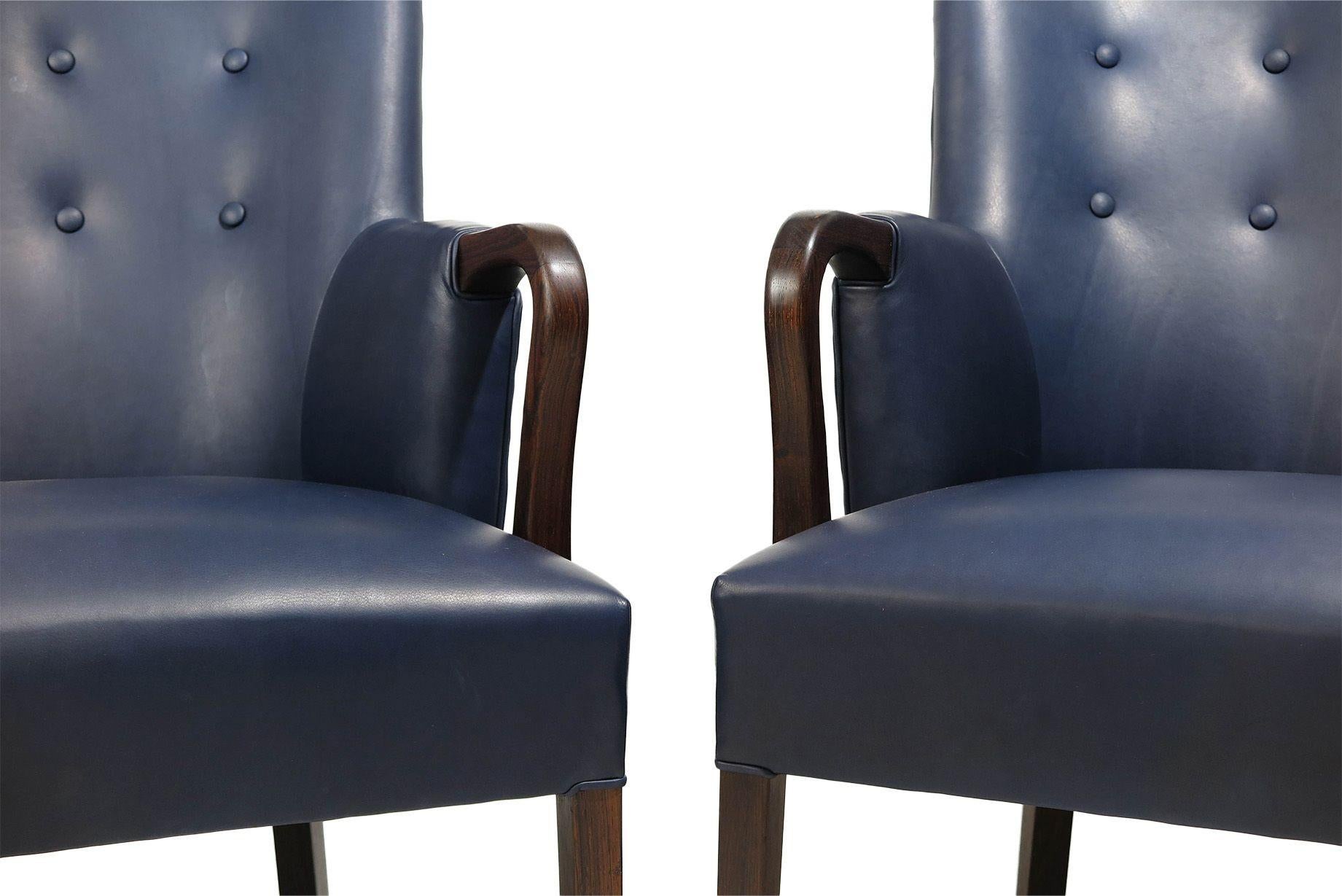 Scandinavo moderno Un'elegante coppia di poltrone in palissandro e pelle di Kaare Klint in vendita
