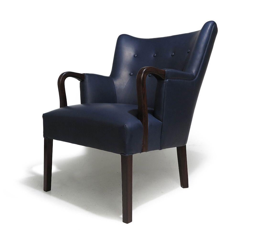 Pelle Un'elegante coppia di poltrone in palissandro e pelle di Kaare Klint in vendita
