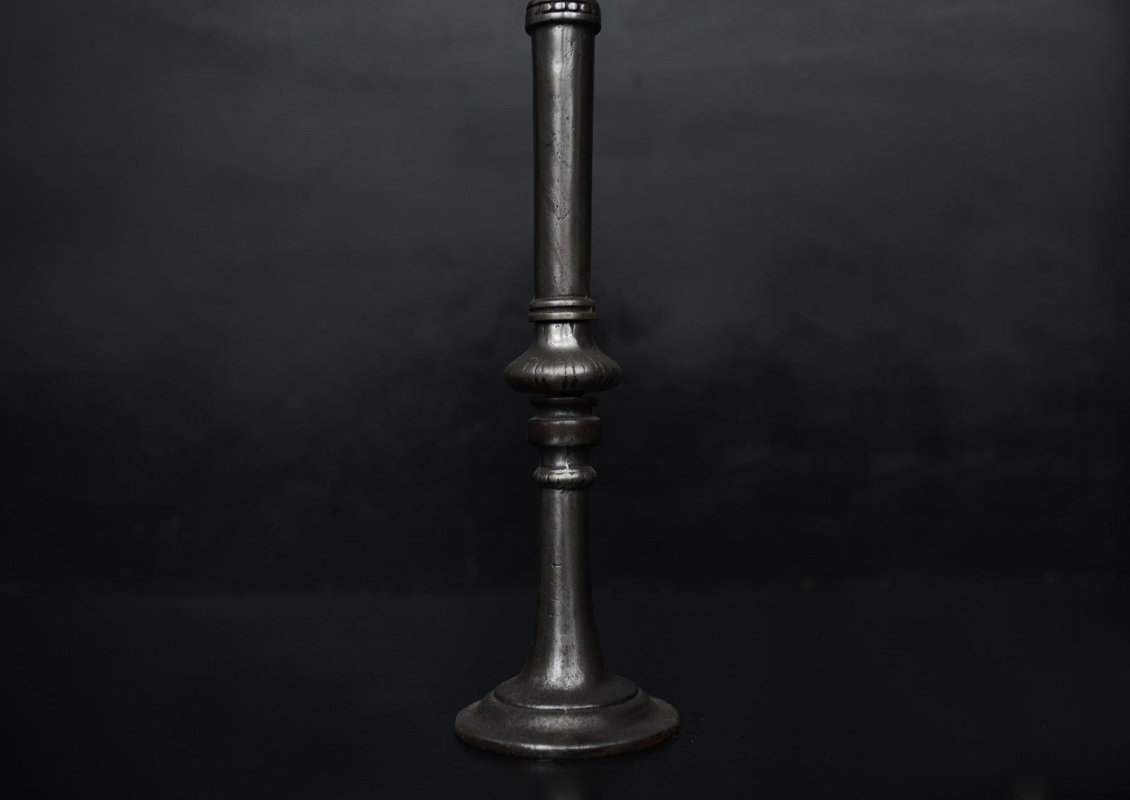 An elegant pair of turned polished cast iron firedogs. The round bases surmounted by uprights adorned with bell finials to top. English. (Currently without proper backbars but could be adapted to any length within the price.)

Measures: Height: 510