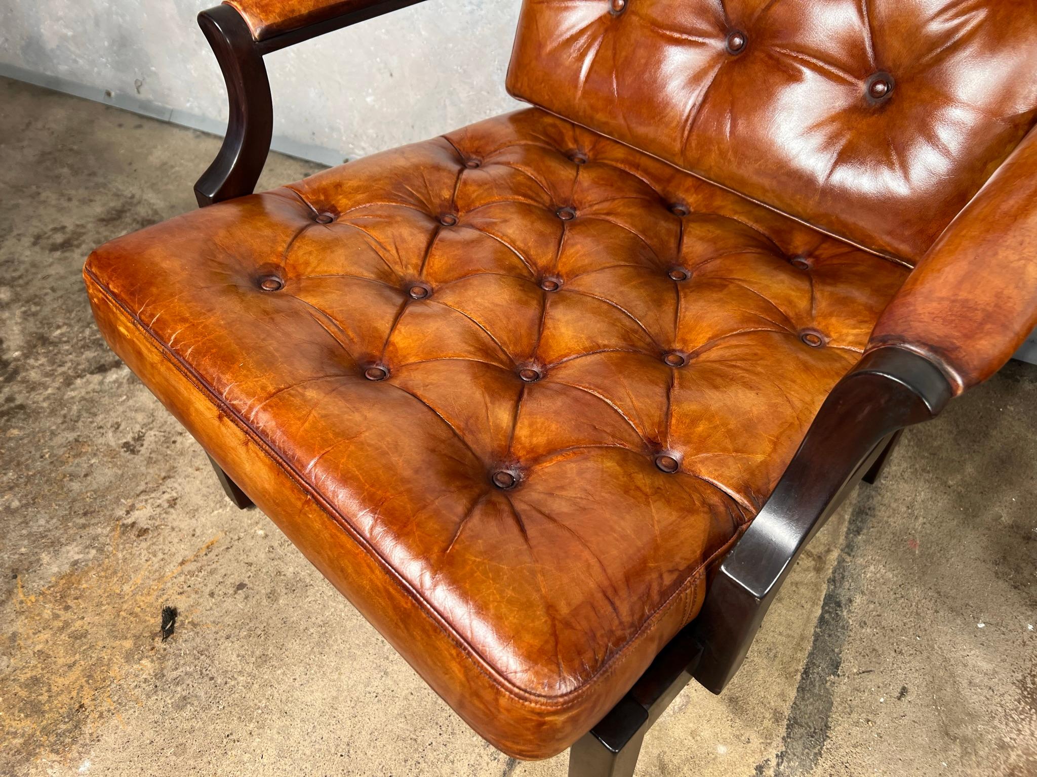 Une élégante paire de fauteuils danois vintage en cuir brun clair n°734 en vente 7