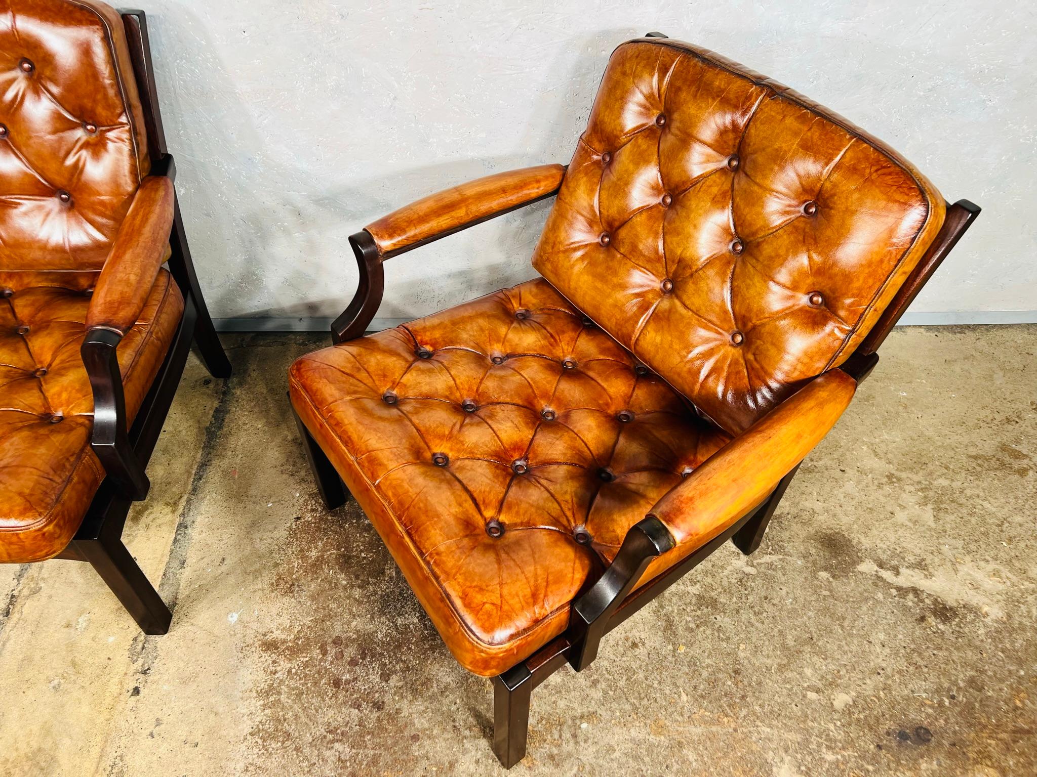 Une élégante paire de fauteuils danois vintage en cuir brun clair n°734 en vente 1