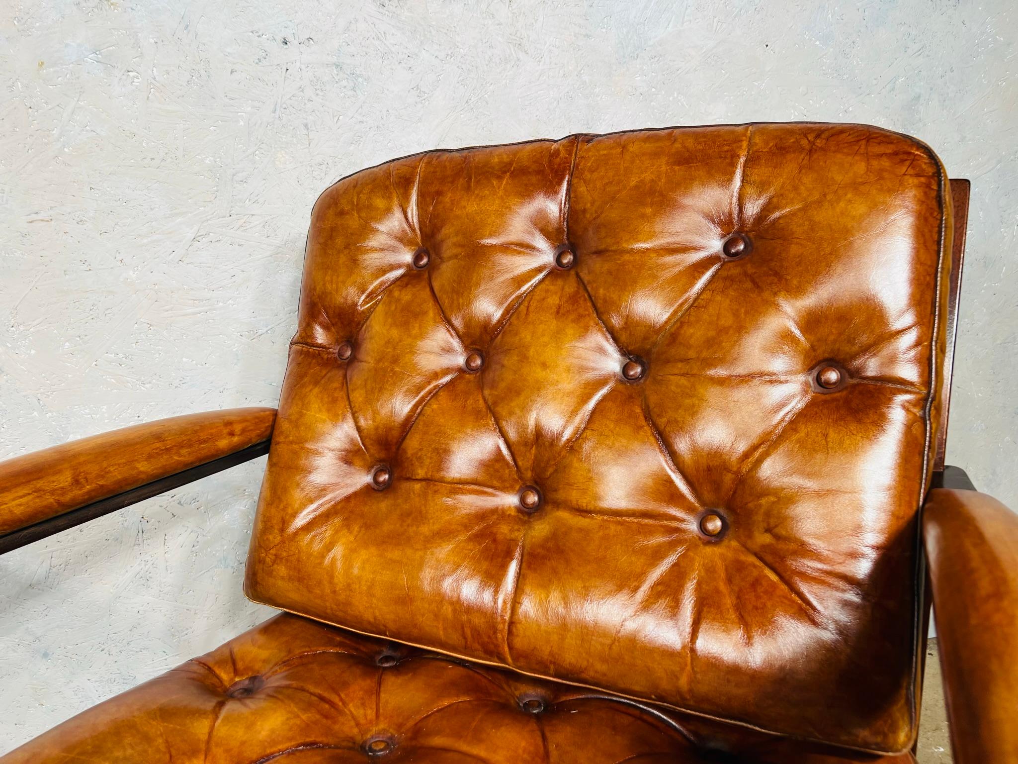 Une élégante paire de fauteuils danois vintage en cuir brun clair n°734 en vente 2