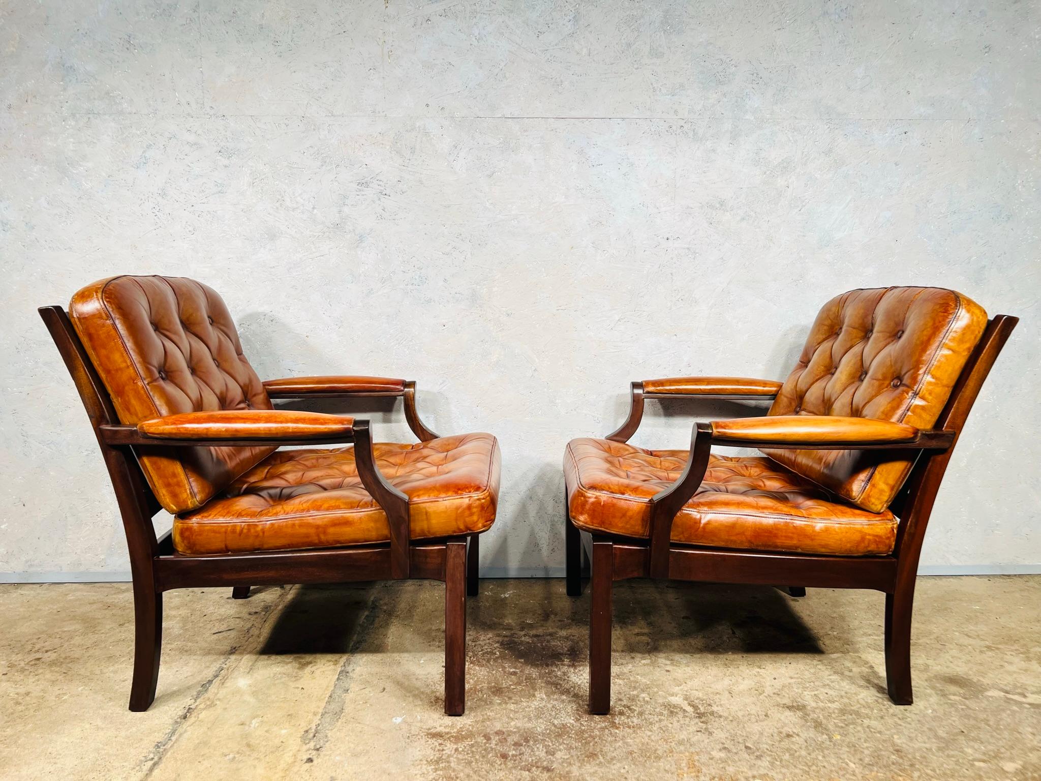 Une élégante paire de fauteuils danois vintage en cuir brun clair n°734 en vente 3