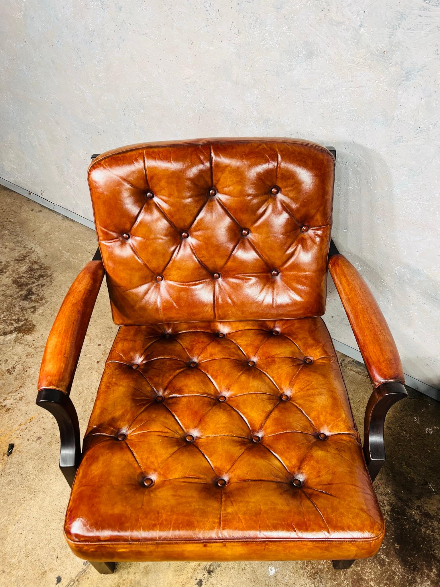 Une élégante paire de fauteuils danois vintage en cuir brun clair n°734 en vente 4