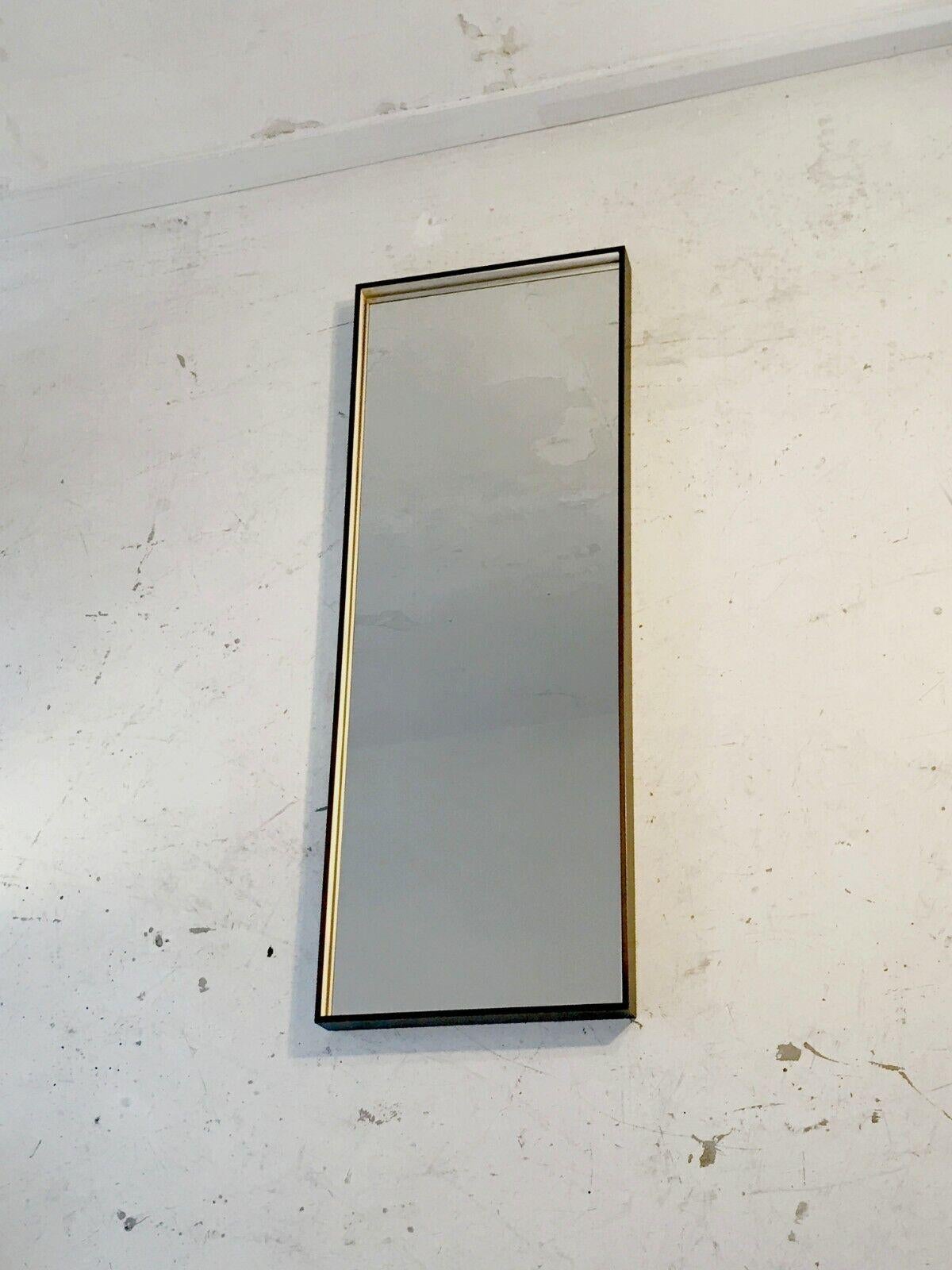 An elegant rectangular wall mirror, Art-Deco, Post-Modernist, Bauhaus, Constructivist, with an offset rectangular frame in American box style in bronze inlaid wood with a gunmetal patina, to be attributed, France 1990.
This mirror can be arranged