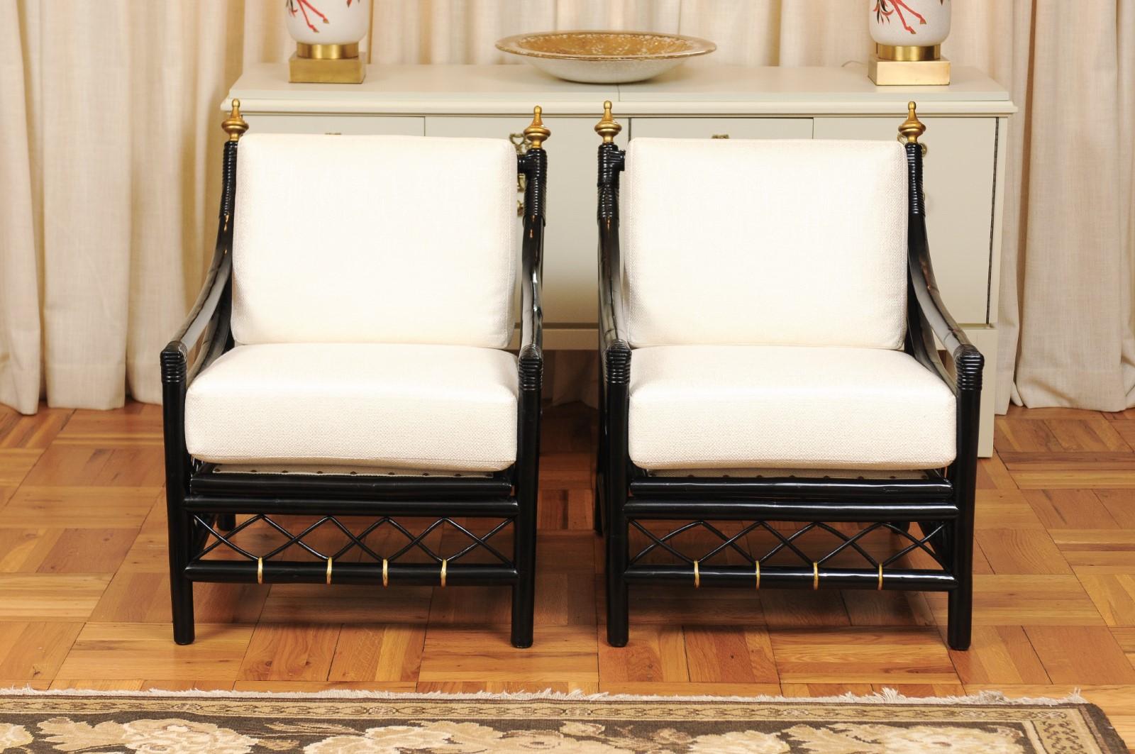 Paire d'élégants fauteuils de salon trônes restaurés par Willow and Reed, vers 1955 Excellent état - En vente à Atlanta, GA