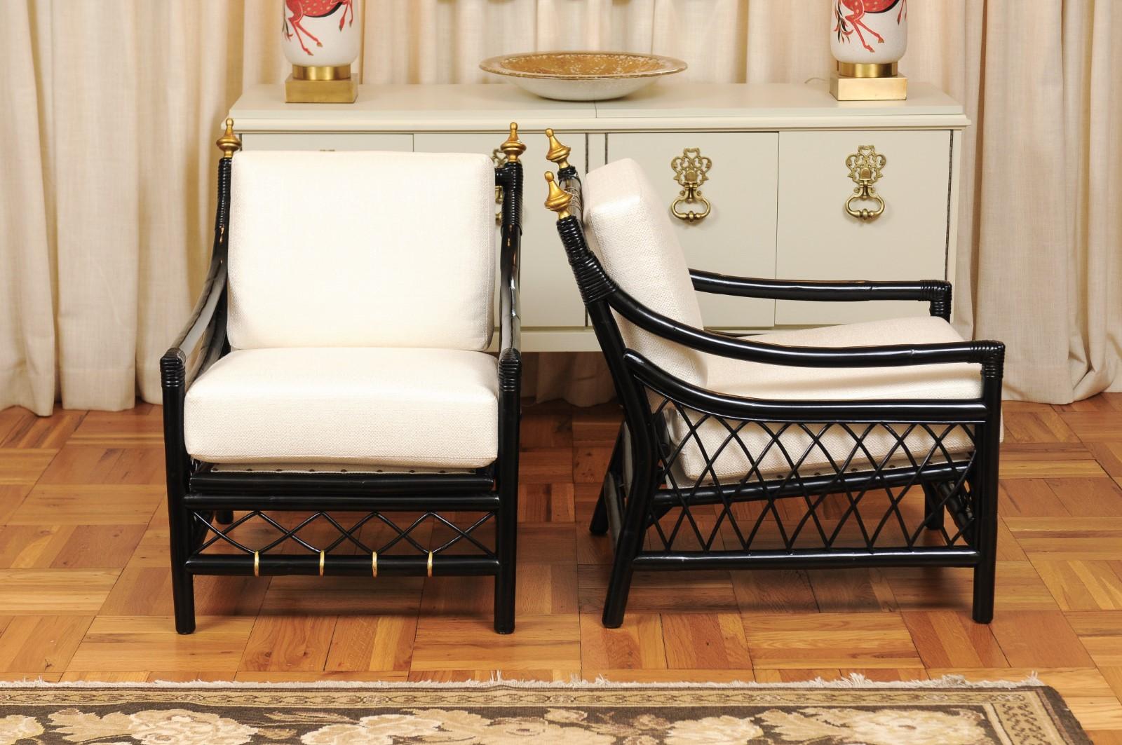 Milieu du XXe siècle Paire d'élégants fauteuils de salon trônes restaurés par Willow and Reed, vers 1955 en vente