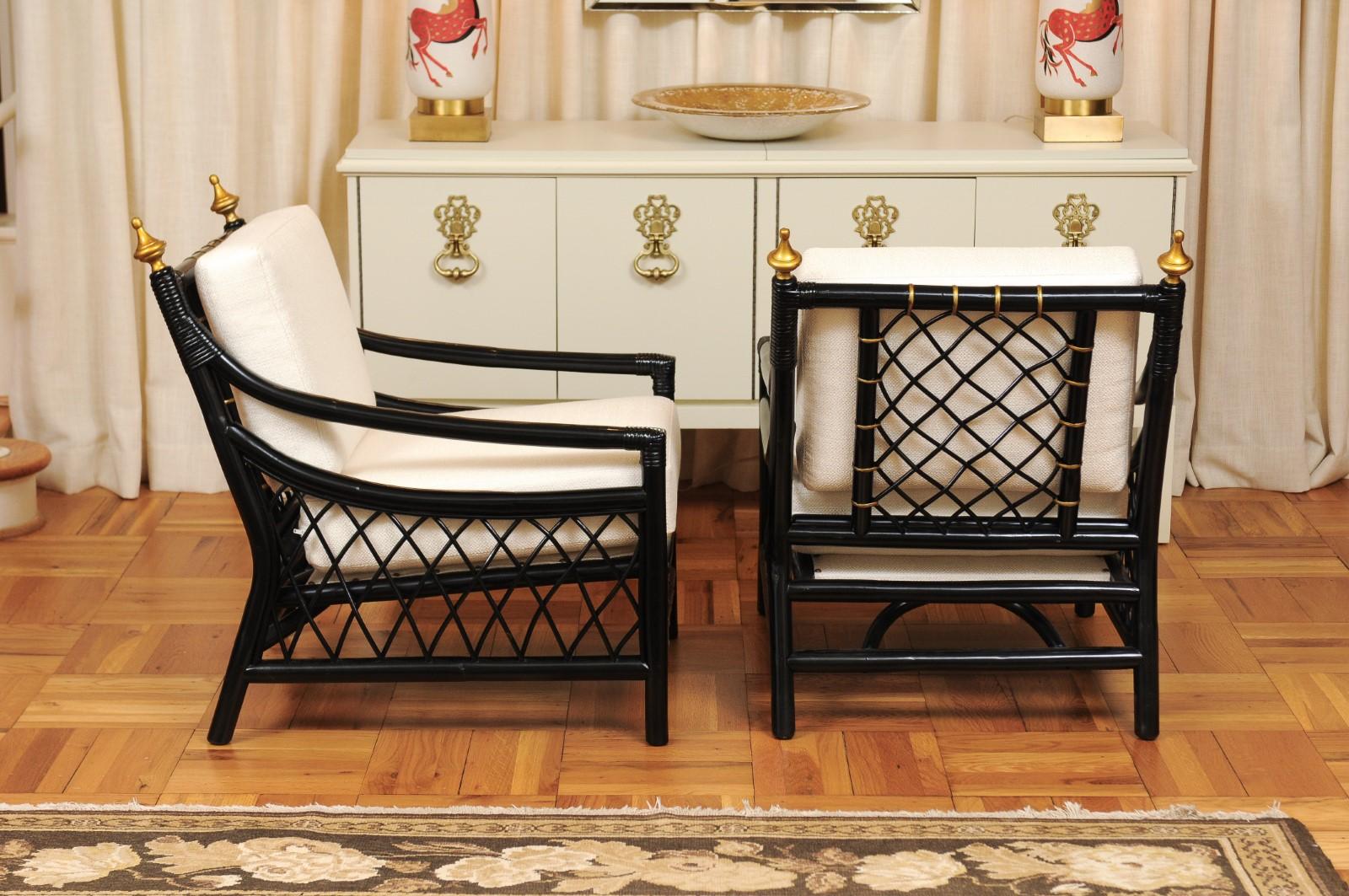 Paire d'élégants fauteuils de salon trônes restaurés par Willow and Reed, vers 1955 en vente 1