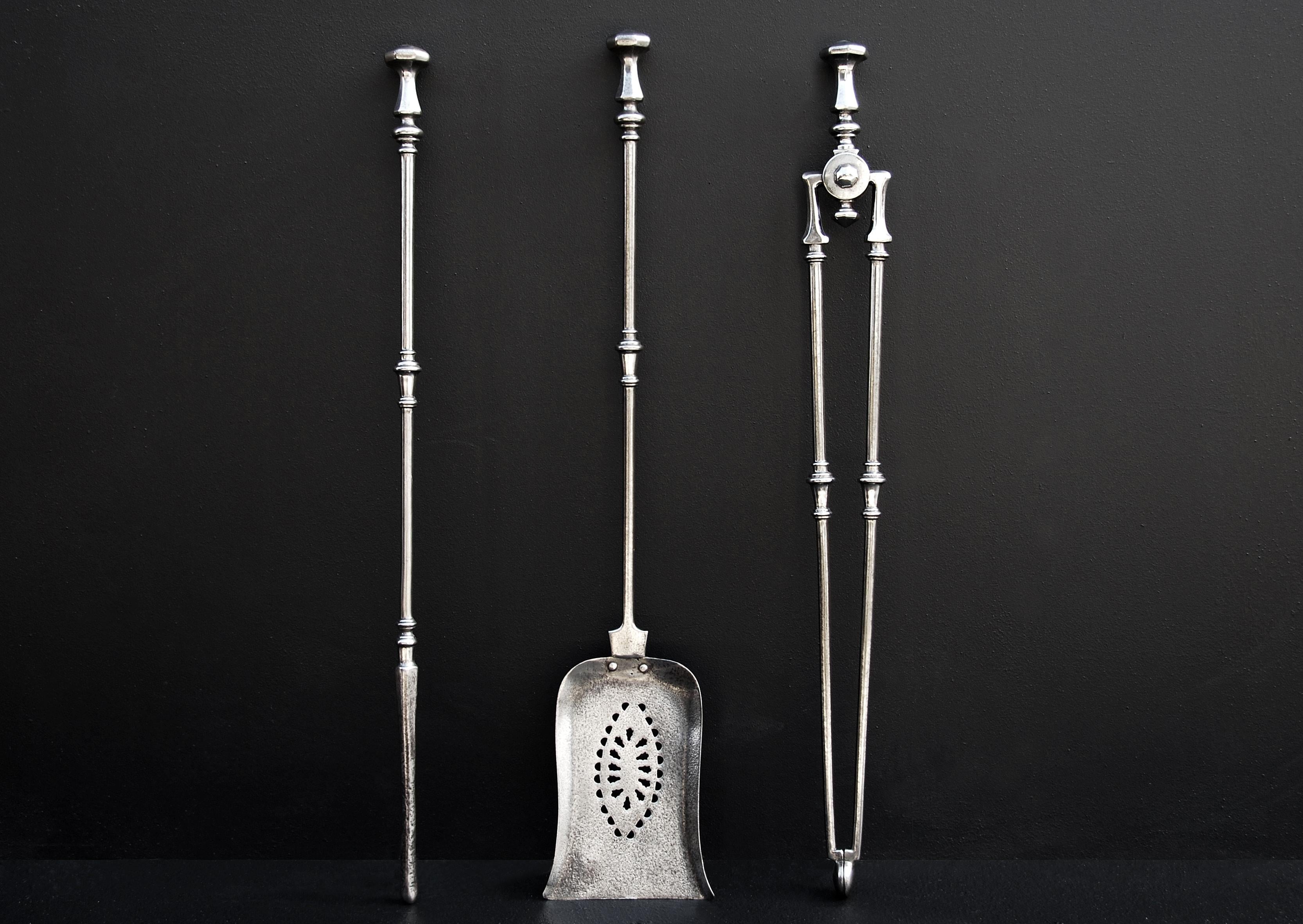 Elegant Set of 19th Century English Steel Firetools In Good Condition For Sale In London, GB