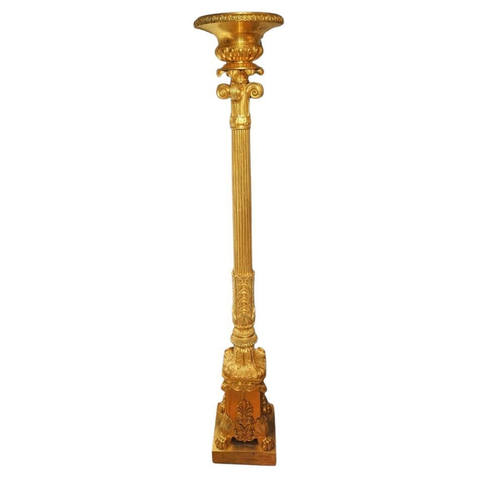 Une élégante torchère simple en bronze doré