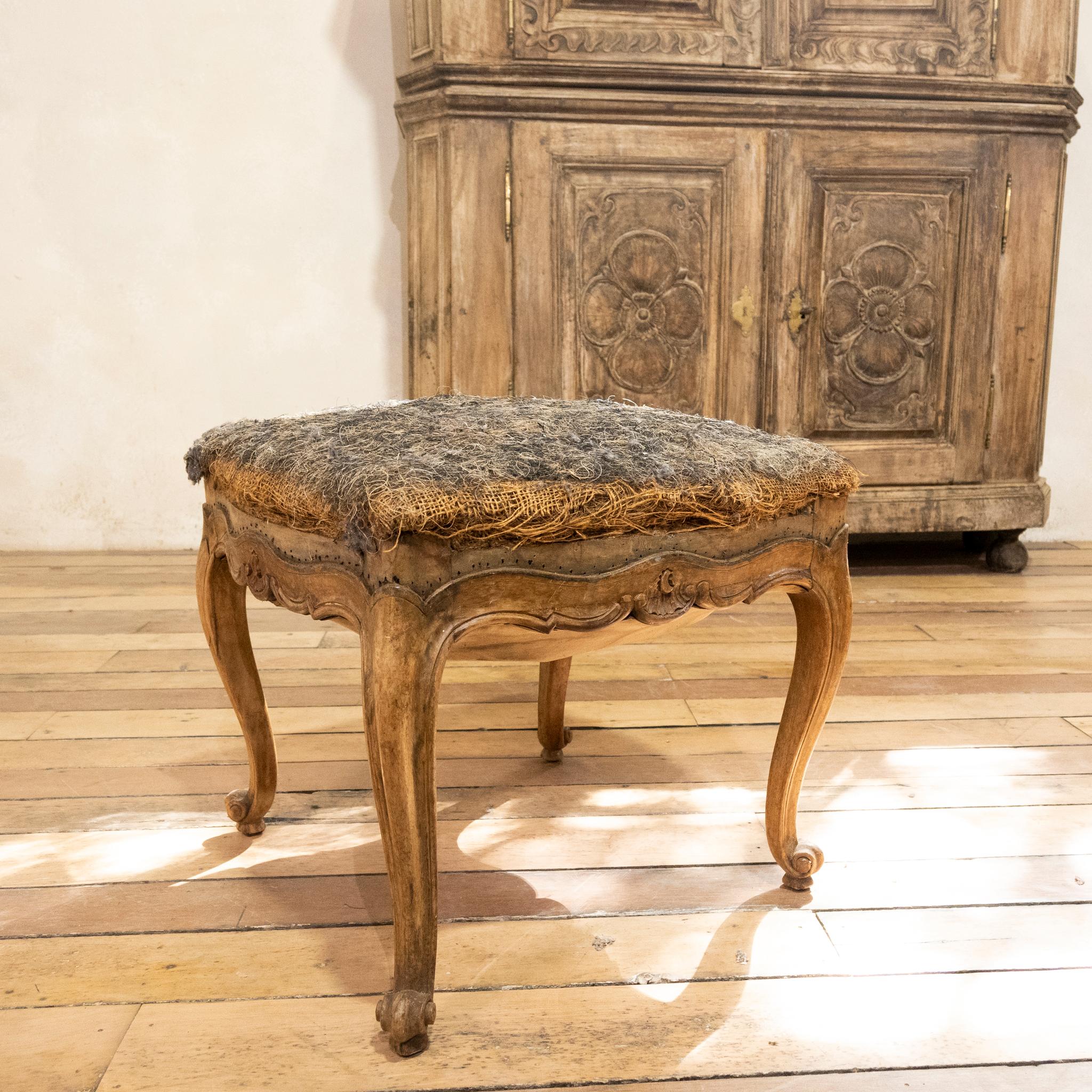 Elegant Small French Louis XV Walnut and Upholstered Footstool In Good Condition In Basingstoke, Hampshire