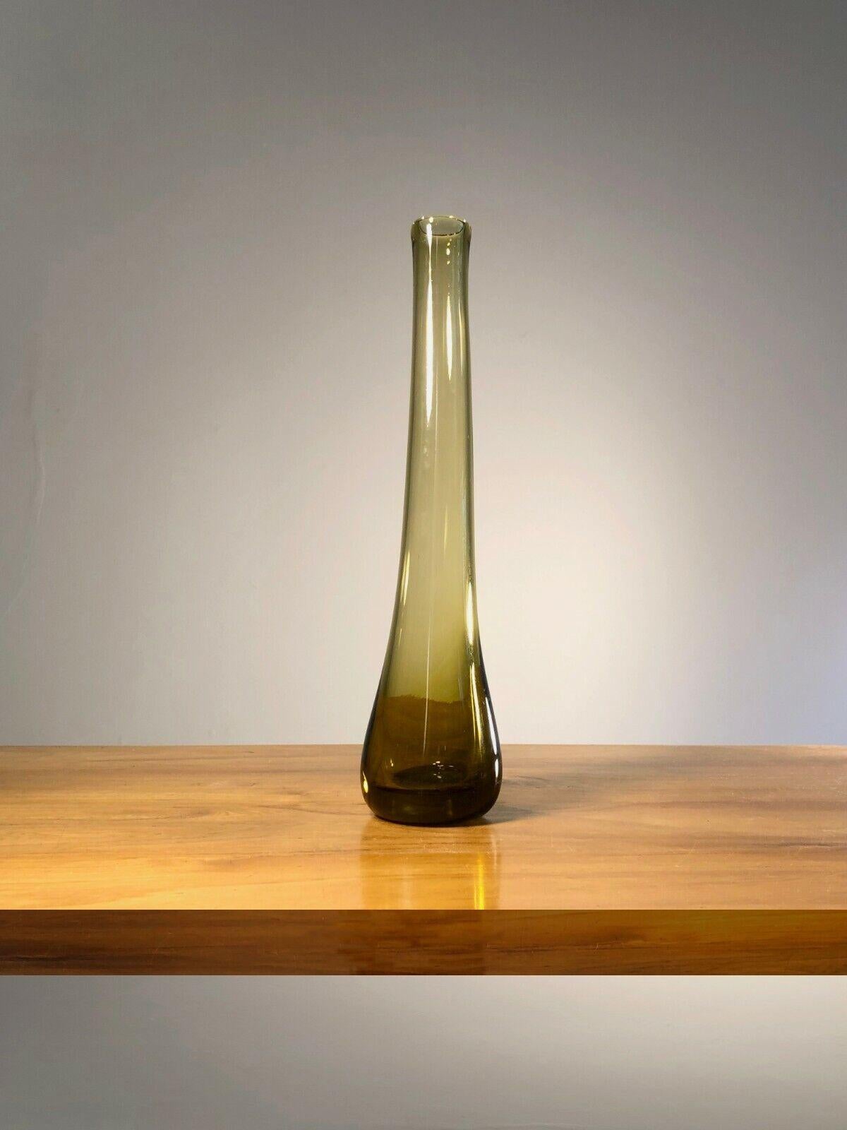Un élégant et grand vase Soliflores, Moderniste, Free-Form, en verre soufflé ambré, par Claude Morin, signé Morin Dieulefit, sous la base... France 1970.