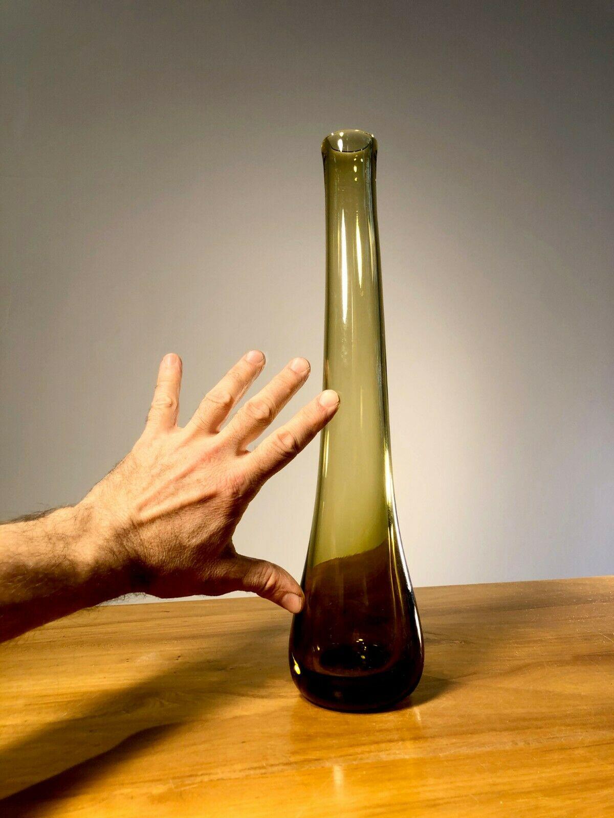 Verre brun A MID-CENTURY-MODERN GLASS VASE de CLAUDE MORIN, DIEULEFIT, France 1970 en vente