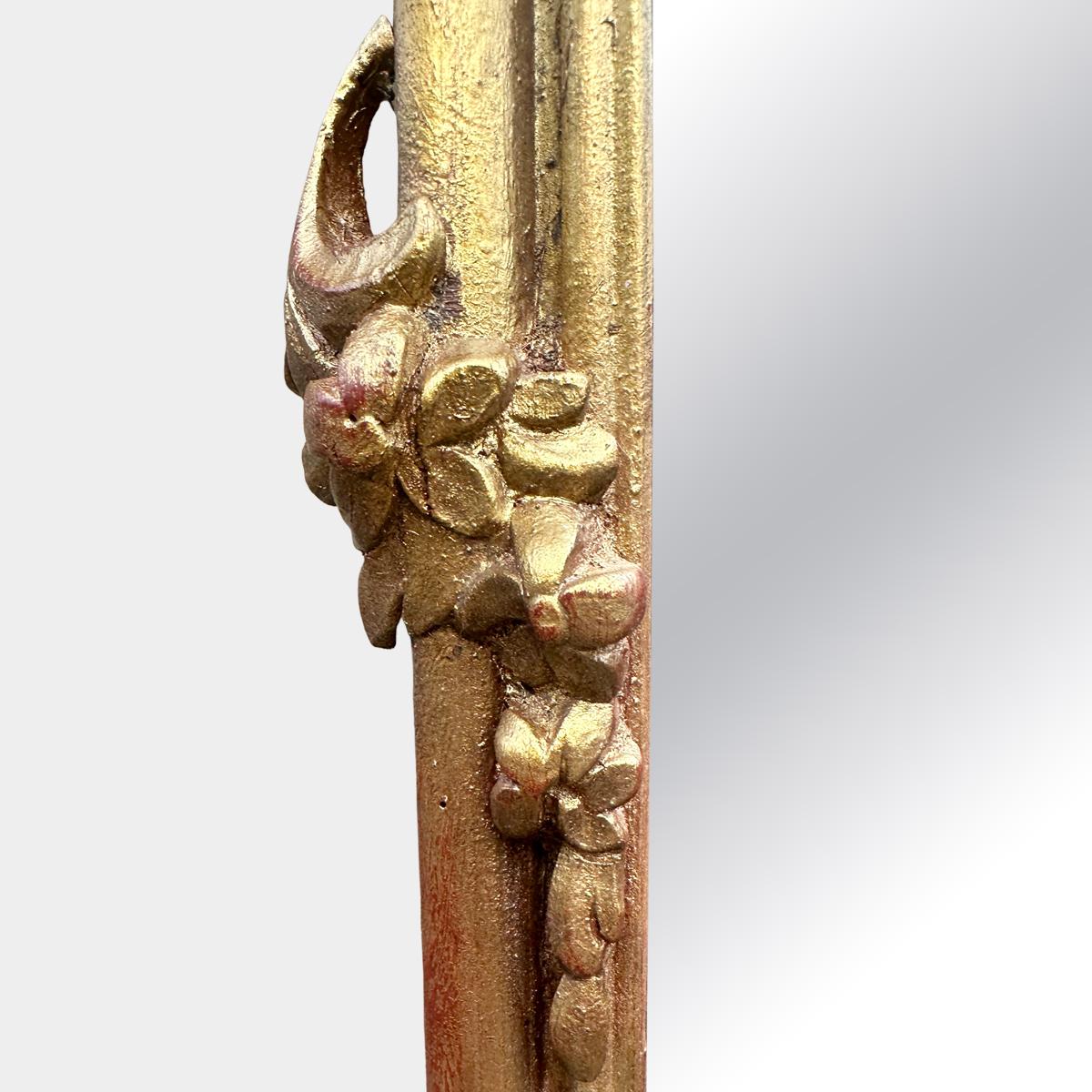 Legno dorato Un elegante specchio alto Antique French con doratura in oro in vendita