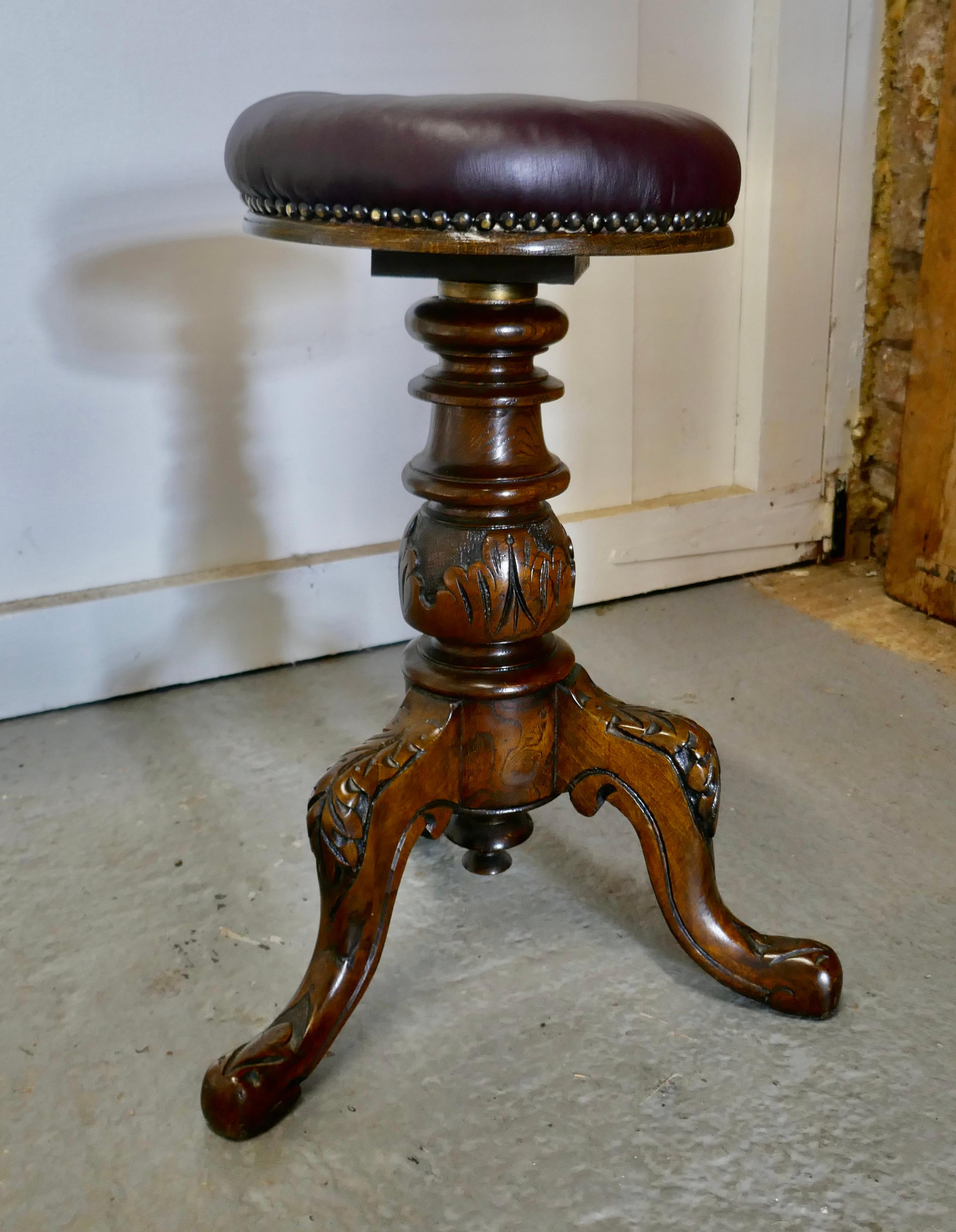 Elegant Victorian Walnut and Leather Stool In Good Condition For Sale In Chillerton, Isle of Wight