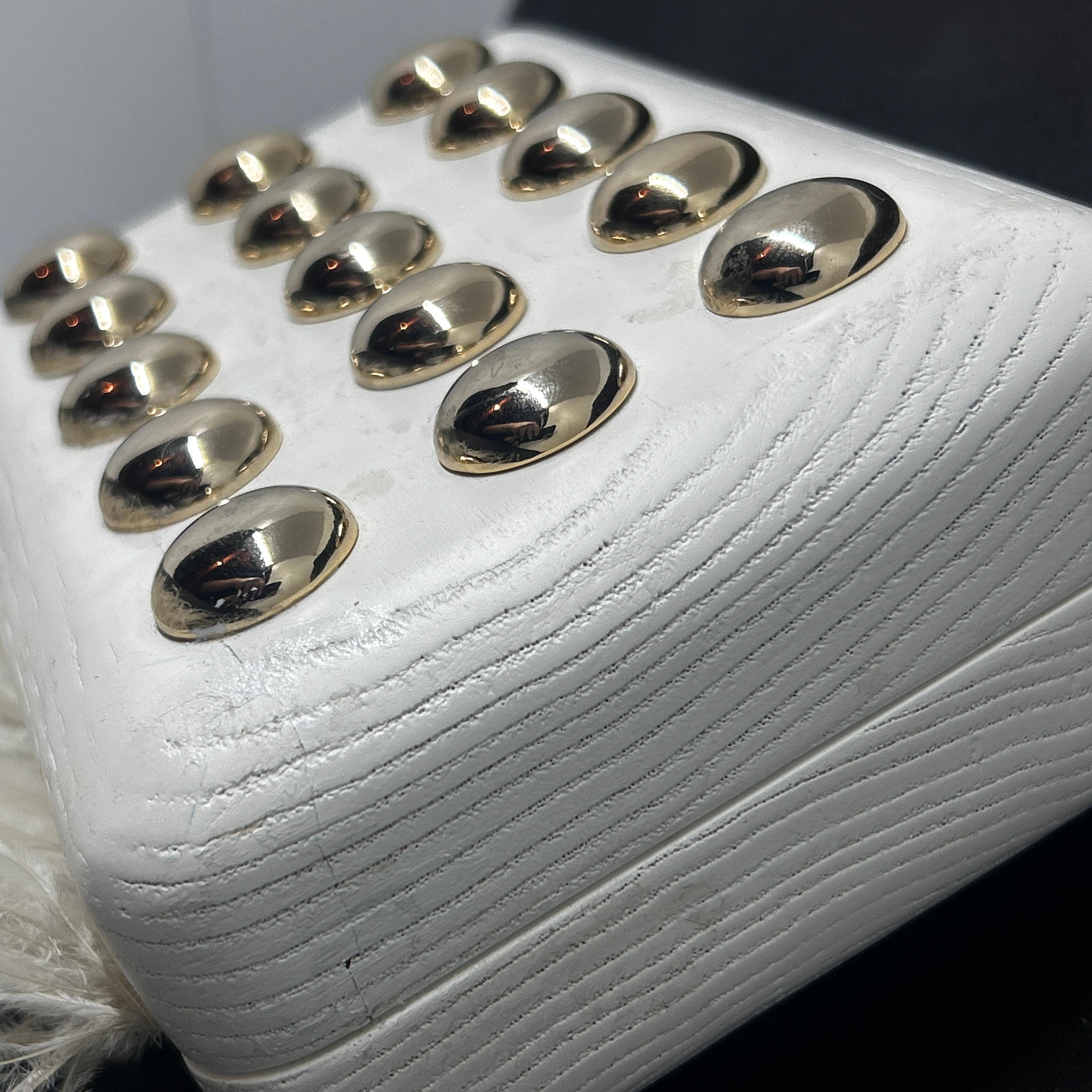 An Elegant White Wooden Evening Bag with Feathers and Studs Made by Laurafed In New Condition For Sale In Aci Castello, IT
