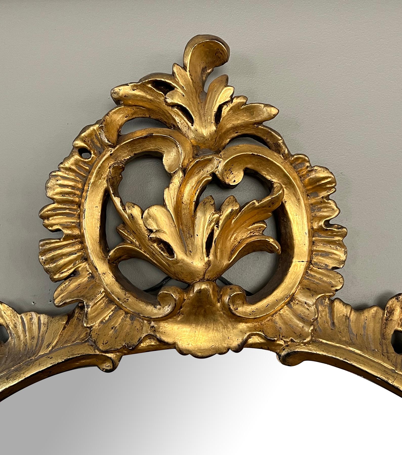 Sculpté à la main Miroir ovale en bois doré de style Louis XV élégamment sculpté en vente
