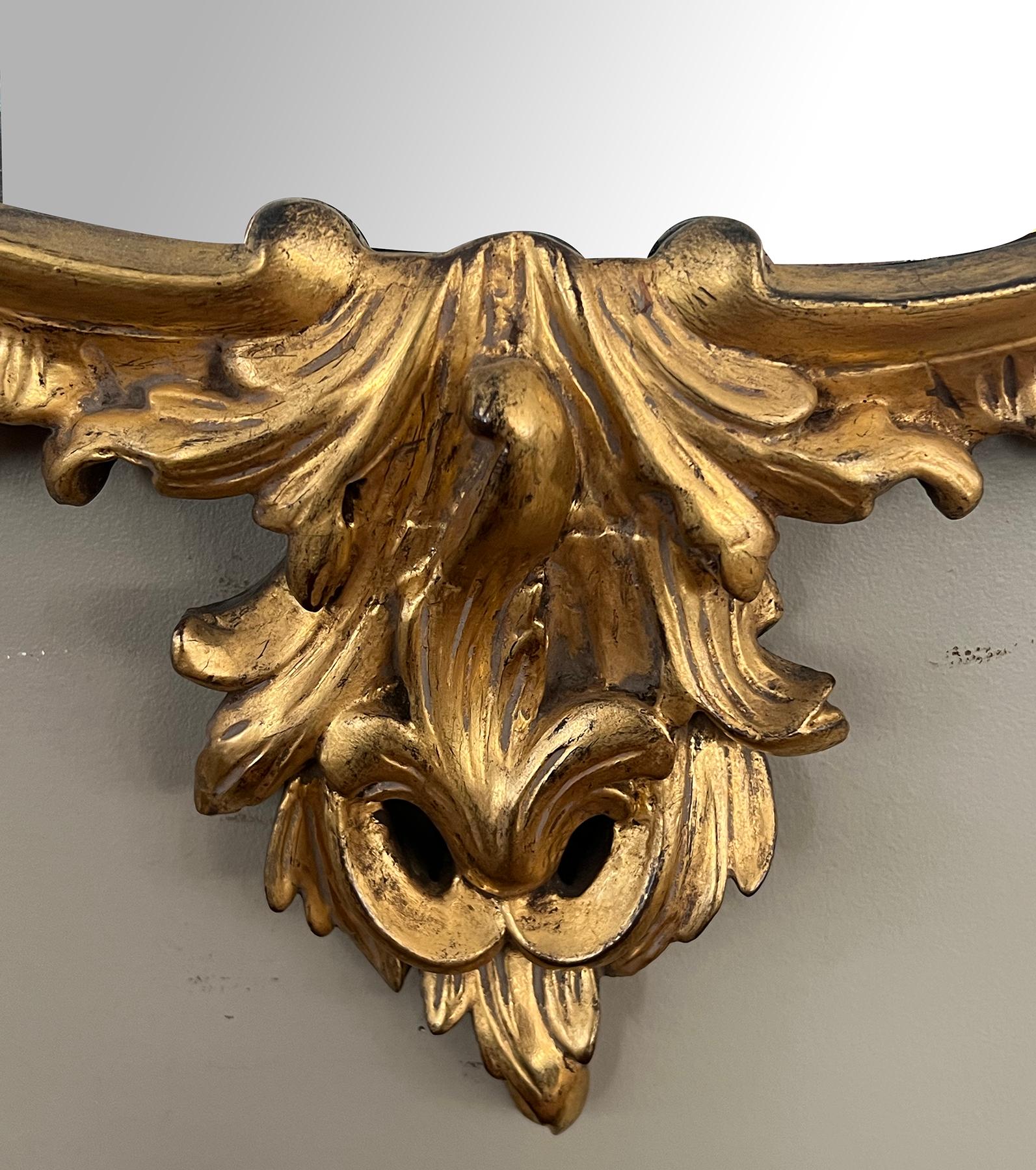 Miroir ovale en bois doré de style Louis XV élégamment sculpté Bon état - En vente à San Francisco, CA