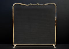 Elegant geformter Kaminschirm aus Messing mit Serpentinenform und schwarzem Mesh t