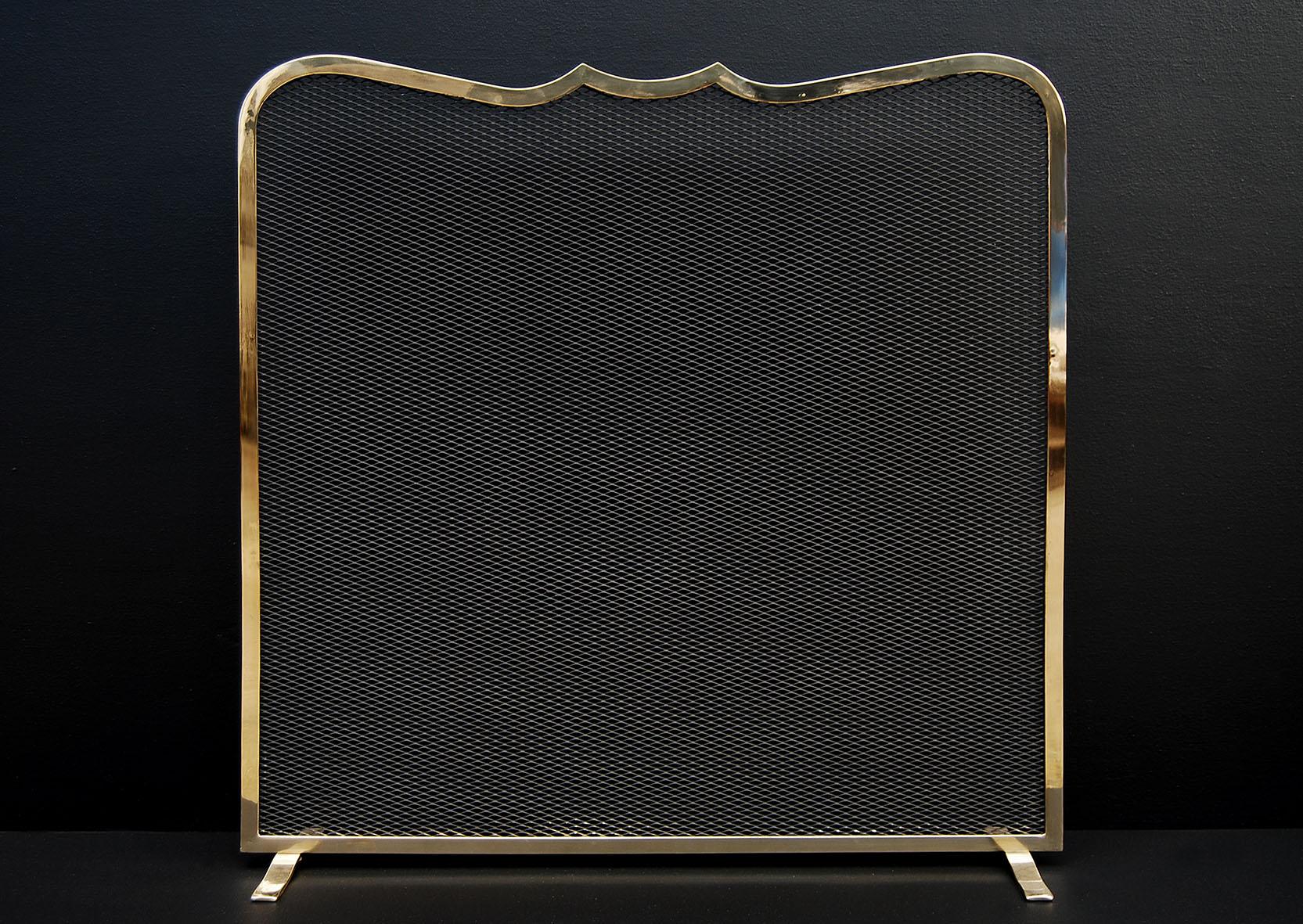 English Elegantly Shaped Brass Firescreen with Serpentine Shaped Top and Black Mesh t For Sale