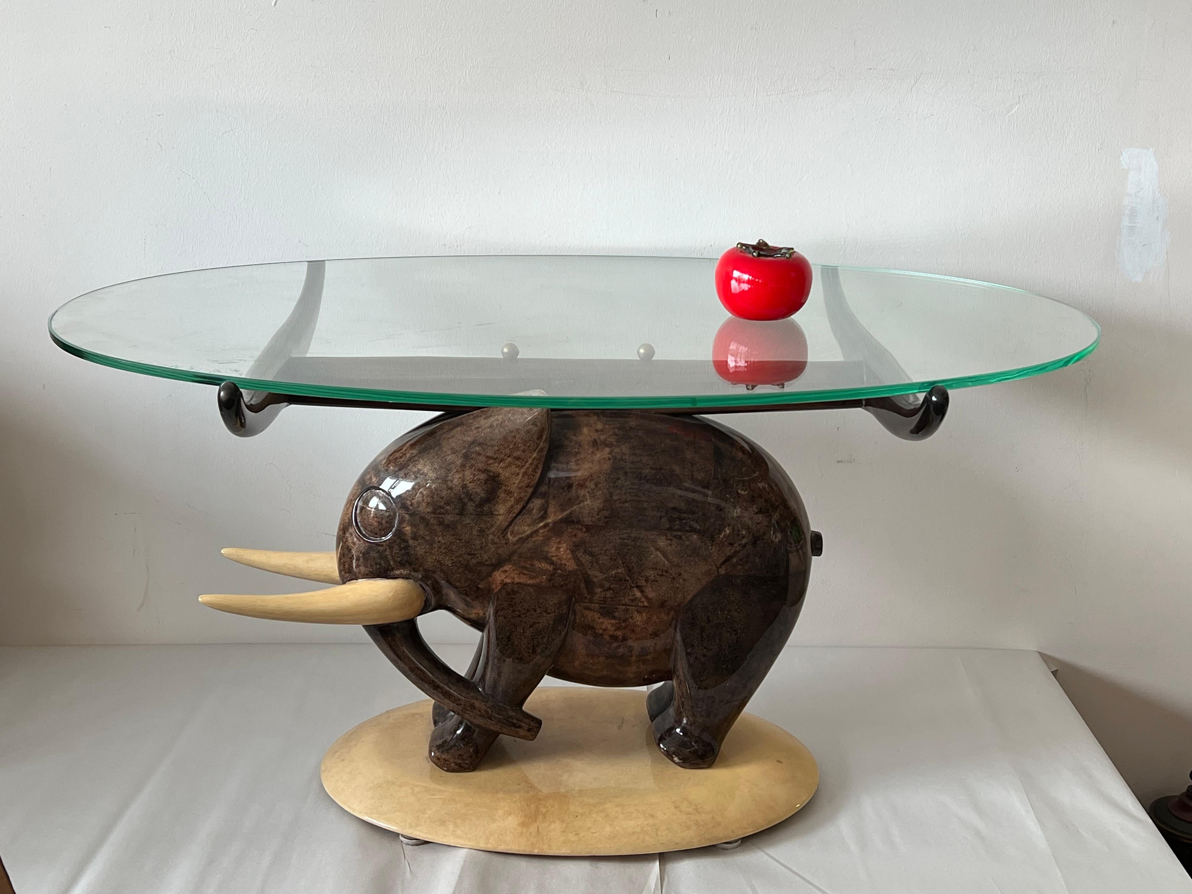 Une table à cocktails éléphantesque d'Aldo Tura. Peau de chèvre laquée avec un plateau ovale en verre. Signé en dessous avec l'autocollant de l'entreprise.