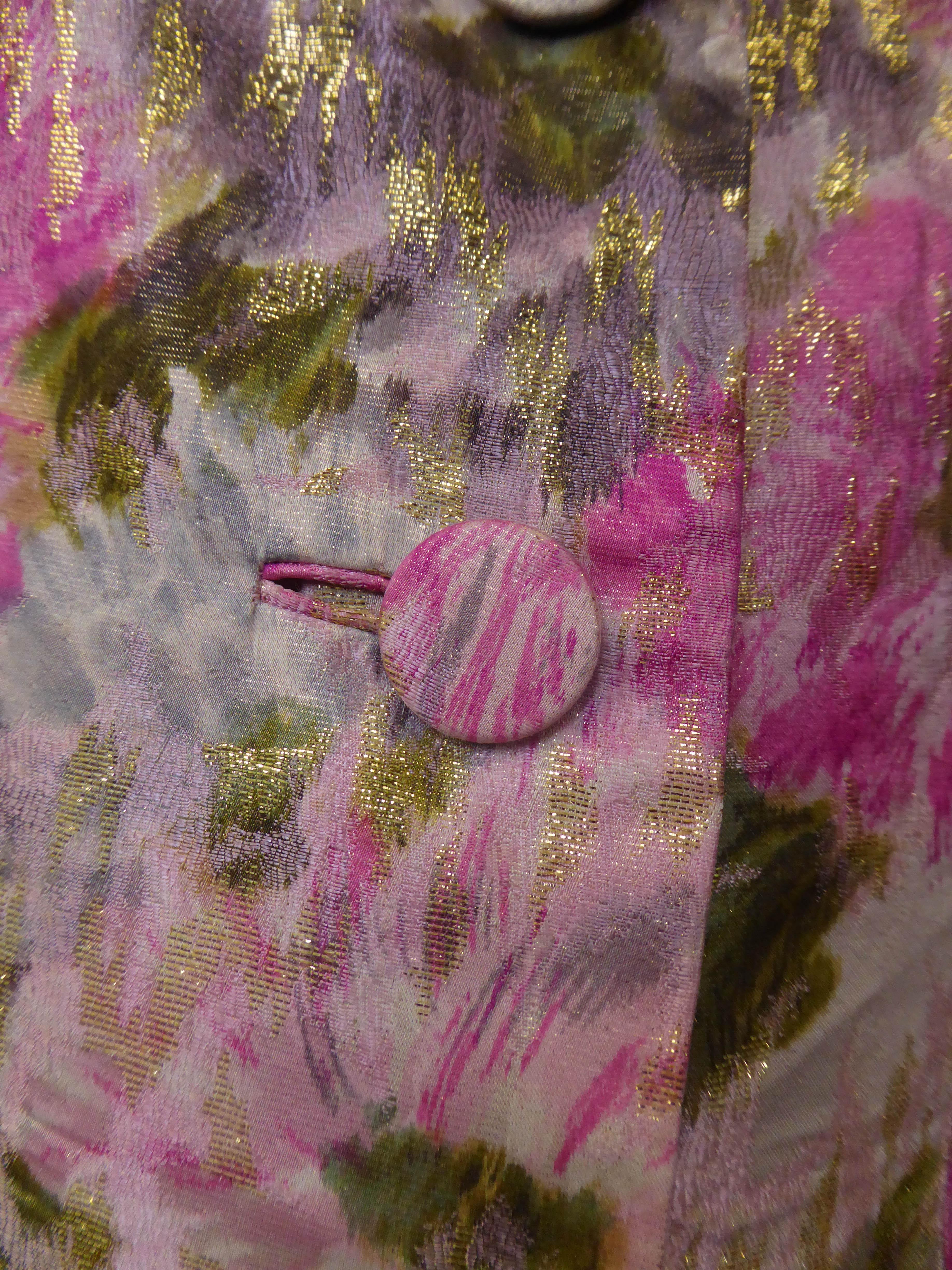 Robe de soirée en lamé d'or et fleurs d'Elizabeth Arden, Circa 1950 en vente 3