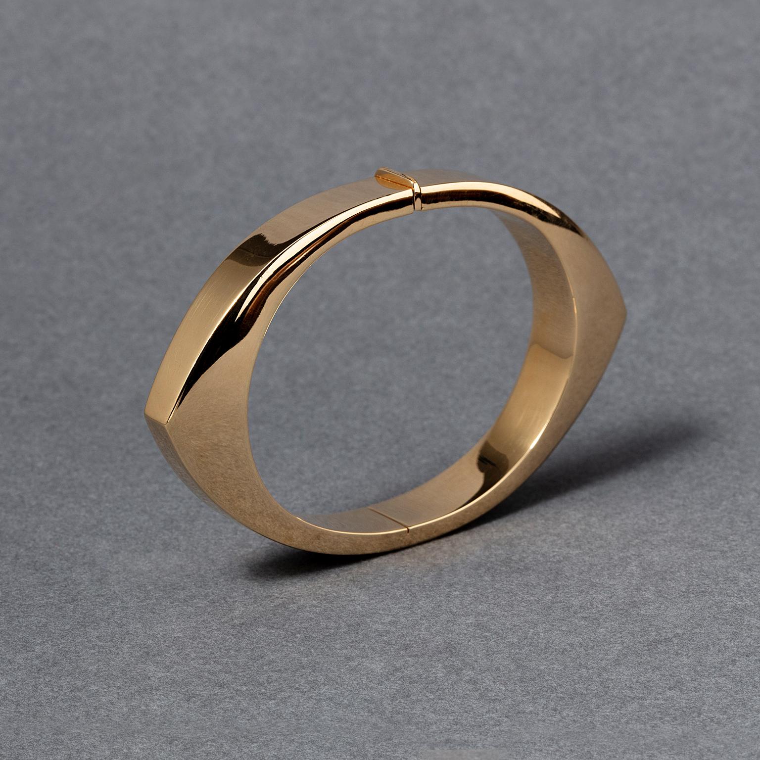 An 18 carat yellow gold bangle bracelet in an ellypse, marquise or navette shape. With a hinge and lock with the Italian master mark: '195 To' for Marchisio.
weight: 51 g
size: 17 cm wel fitted for a wrist size 14.5 - 16.5 cm
width: 6.5 - 9