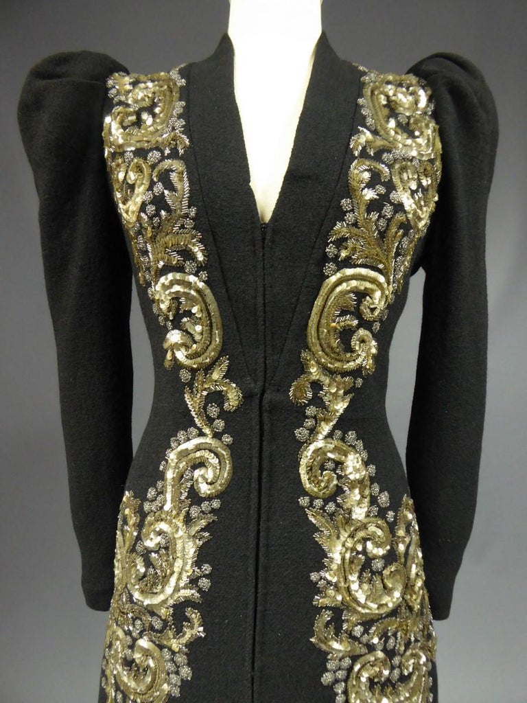 An Elsa Schiaparelli Woolen Embroidered Couture Evening Coat - France Circa 1939 In Good Condition For Sale In Toulon, FR