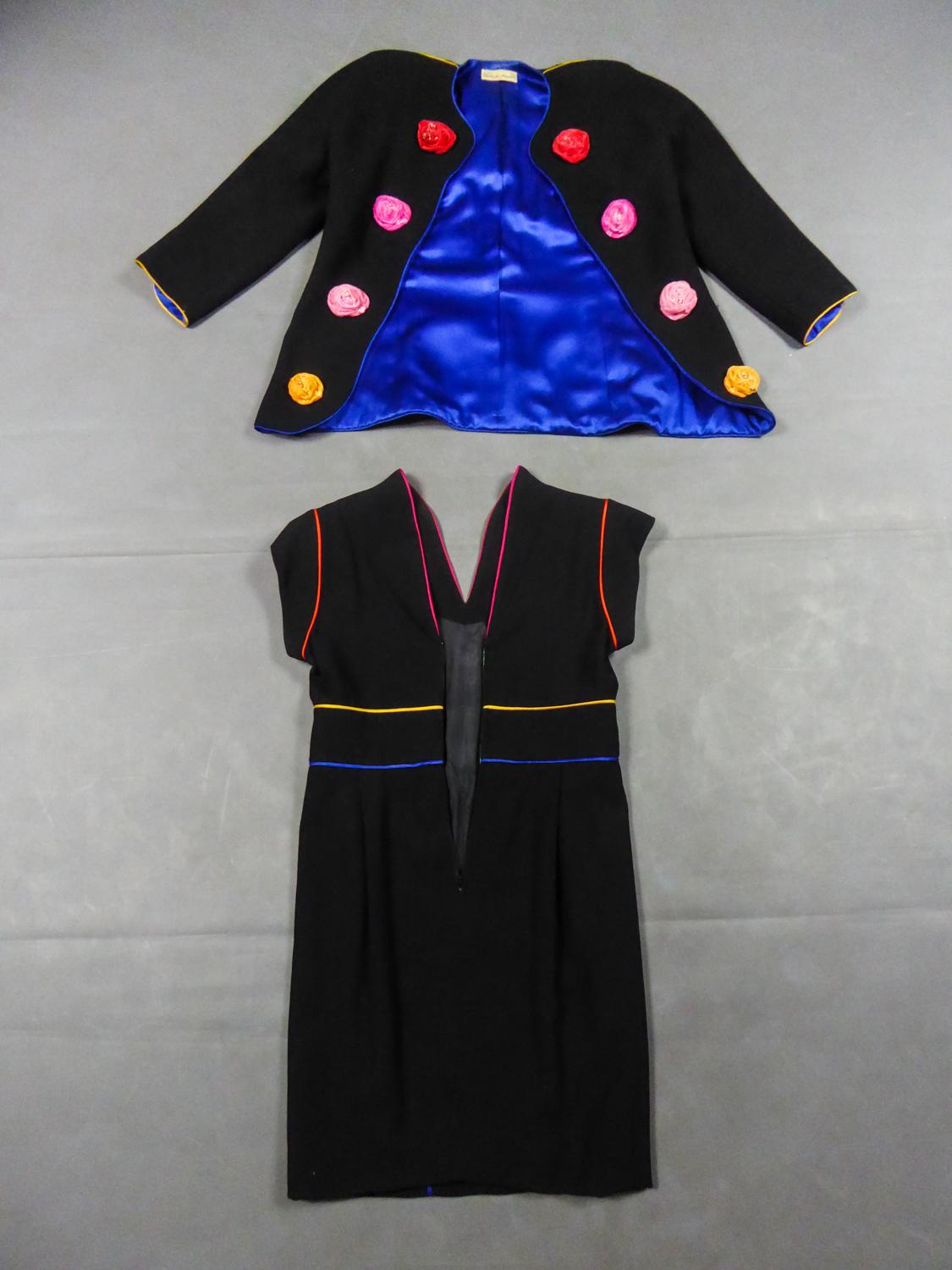 Herbst-Winter Collection'S 1991/1992
Frankreich
Kleid und Jacke aus Wollkrepp von Emanuel Ungaro Couture Collection'S 1991/1992. Couture mit den Nummern 28819 und 9995. Hauteng anliegendes Kleid mit Satinpaspeln in den Farben Rot, Blau und Gelbrosa,
