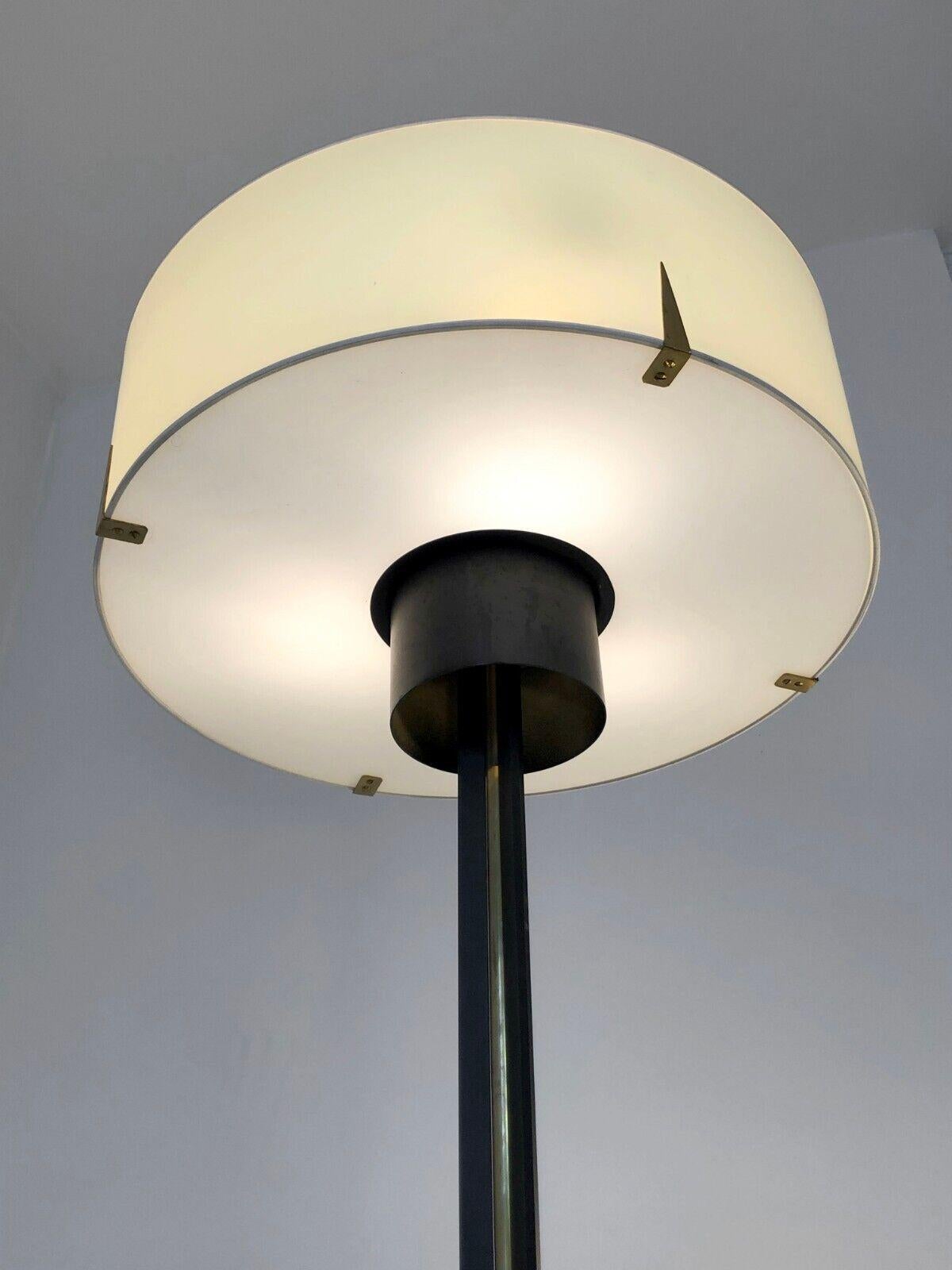 A MID-CENTURY-MODERN MODERNIST Tripod FLOOR LAMP de MAISON ARLUS, France 1950 Bon état - En vente à PARIS, FR