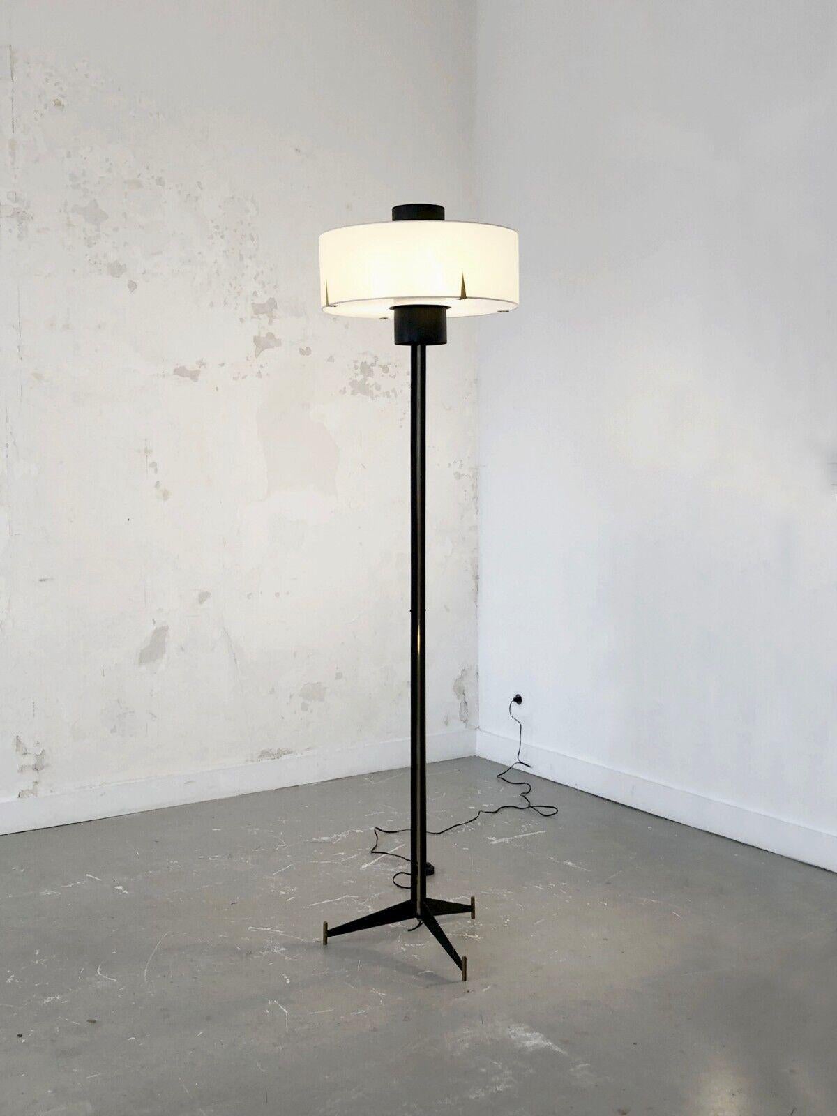 Milieu du XXe siècle A MID-CENTURY-MODERN MODERNIST Tripod FLOOR LAMP de MAISON ARLUS, France 1950 en vente