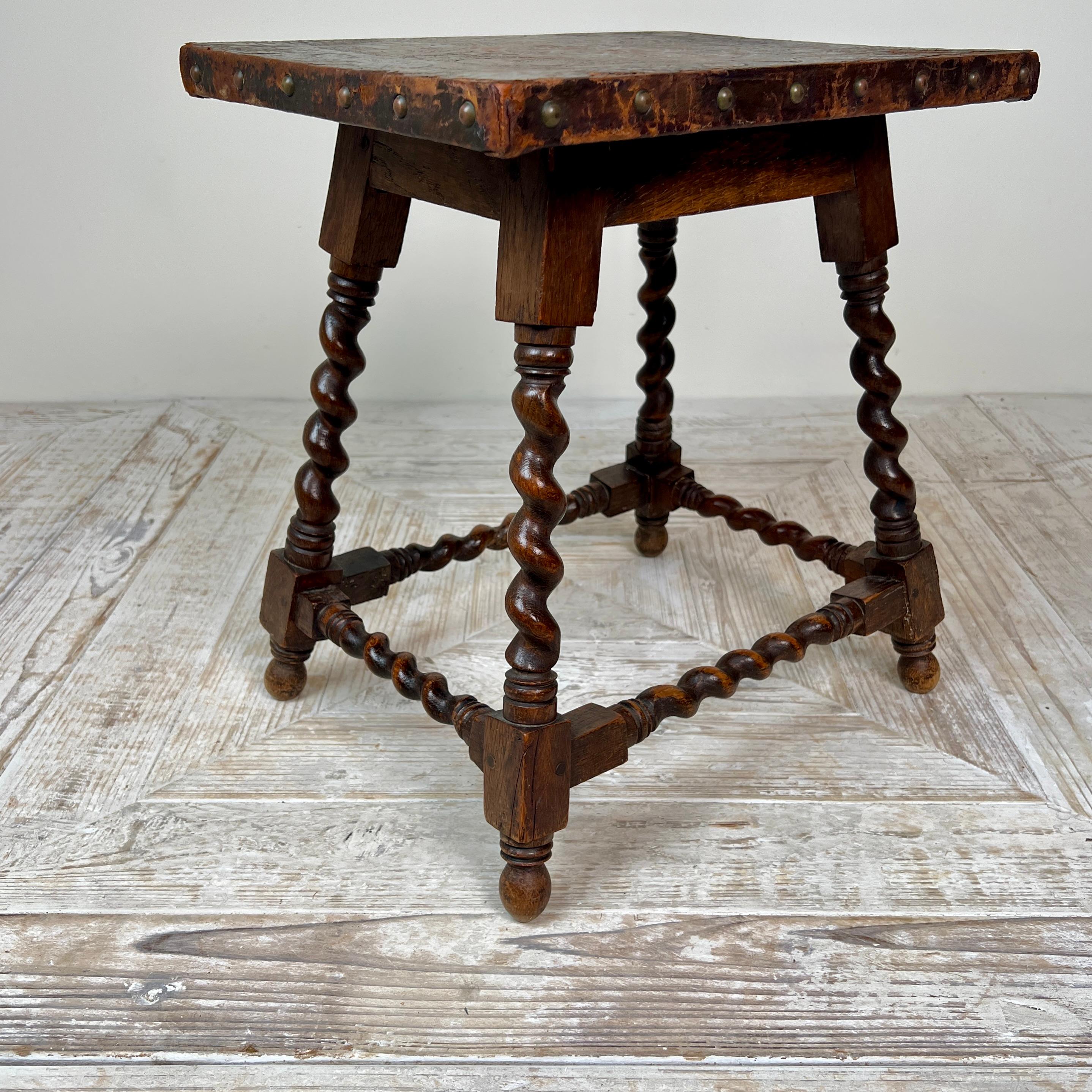 Inglese Un tavolino o tavolino occasionale in pelle goffrata e Oak in vendita