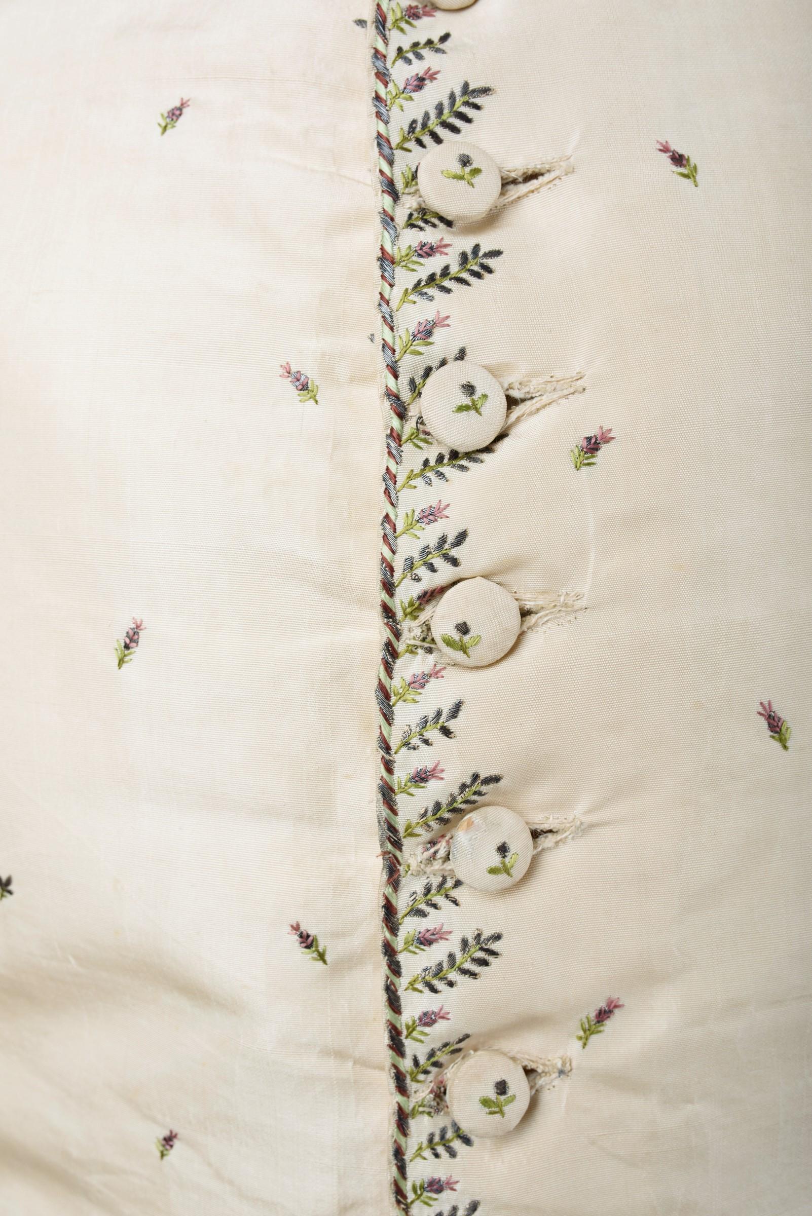 An Embroidered Cream Gros de Tours Waistcoat period Louis XVI France Circa 1785 In Good Condition For Sale In Toulon, FR