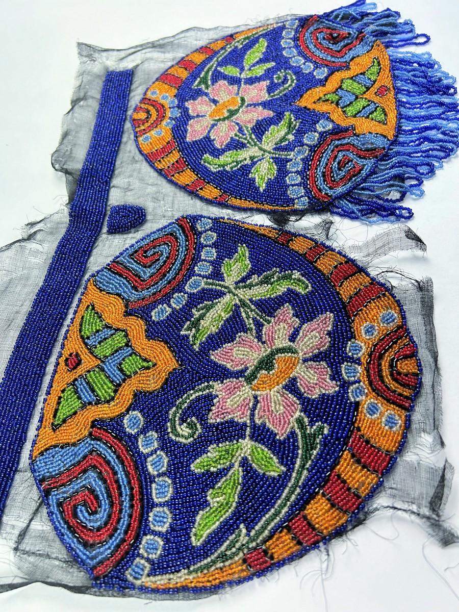 An Embroidered Glass Beaded Purse - Art Deco - French Circa 1925 For Sale 1