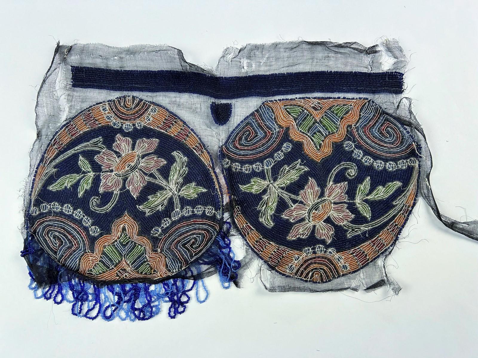 An Embroidered Glass Beaded Purse - Art Deco - French Circa 1925 For Sale 2