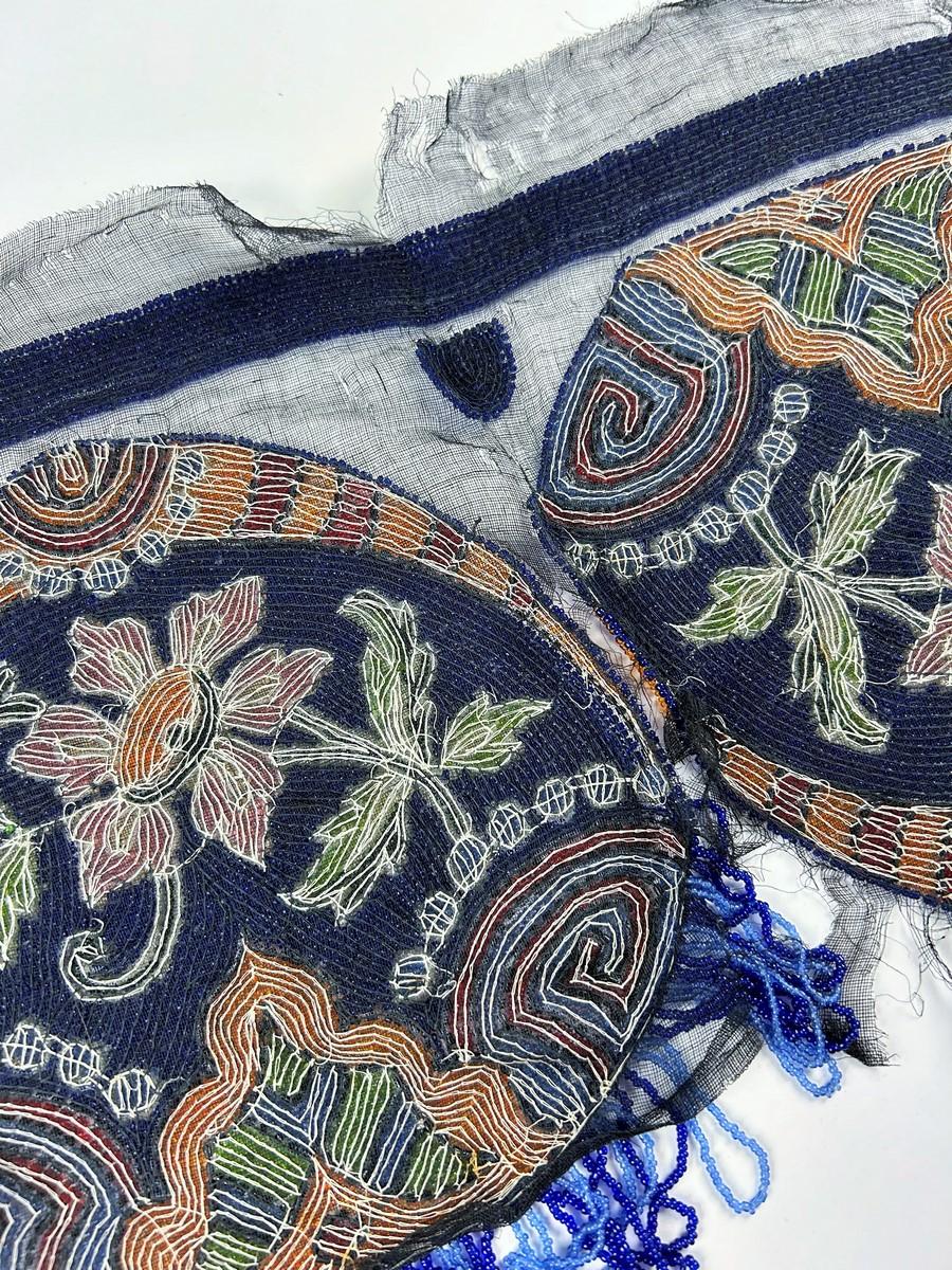 An Embroidered Glass Beaded Purse - Art Deco - French Circa 1925 For Sale 3
